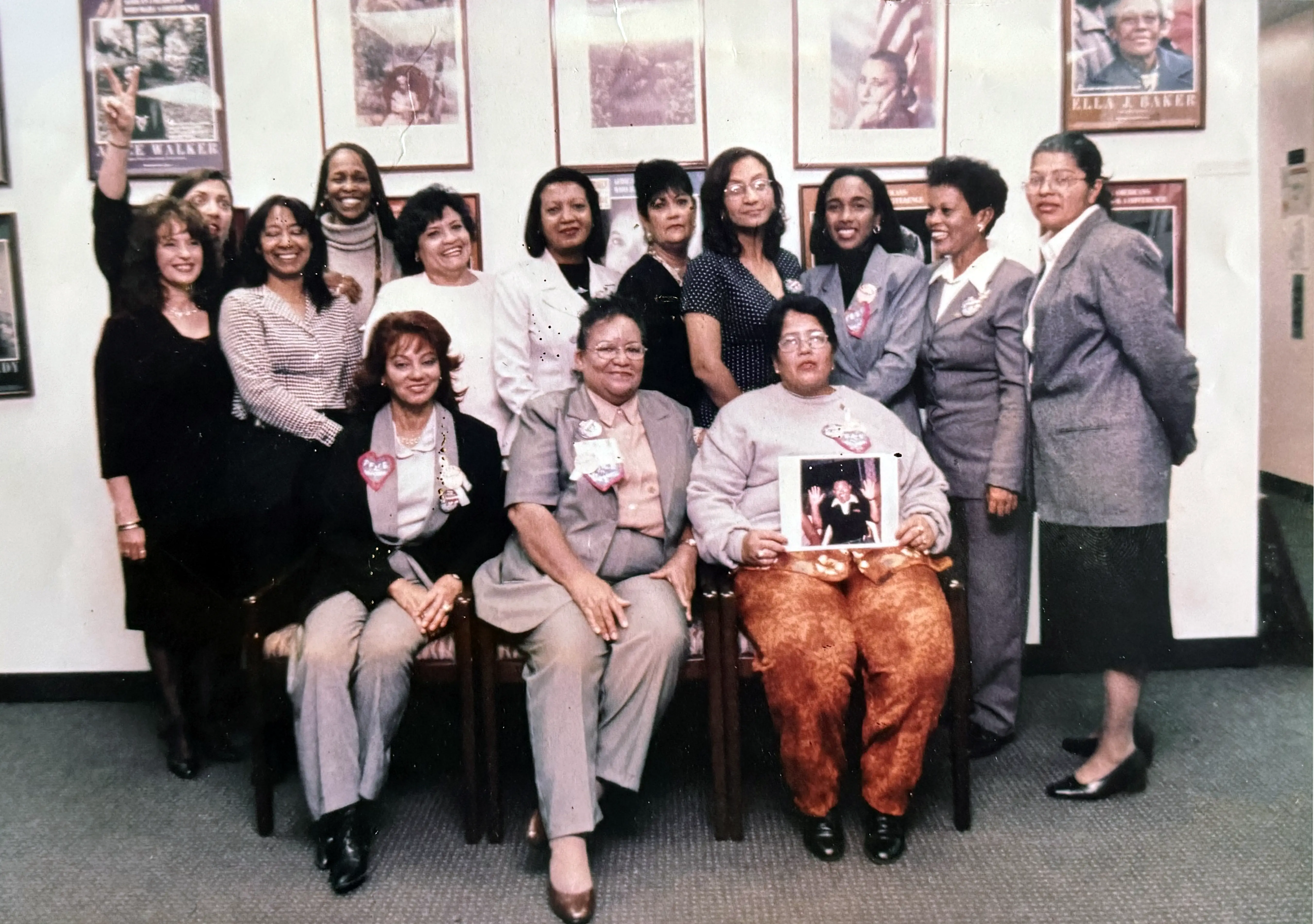 Grupo de mujeres viequenses visitando Nueva York compuesto por la pastora de la Iglesia Metodista Lucy Rosario y hermana de David Sanes Rodríguez, Myrta Sanes. También Lucy Maldonado, Aleida Encarnación, Judith Conde, Miriam “Chiquita” Sobá, Lucy, Helen y 