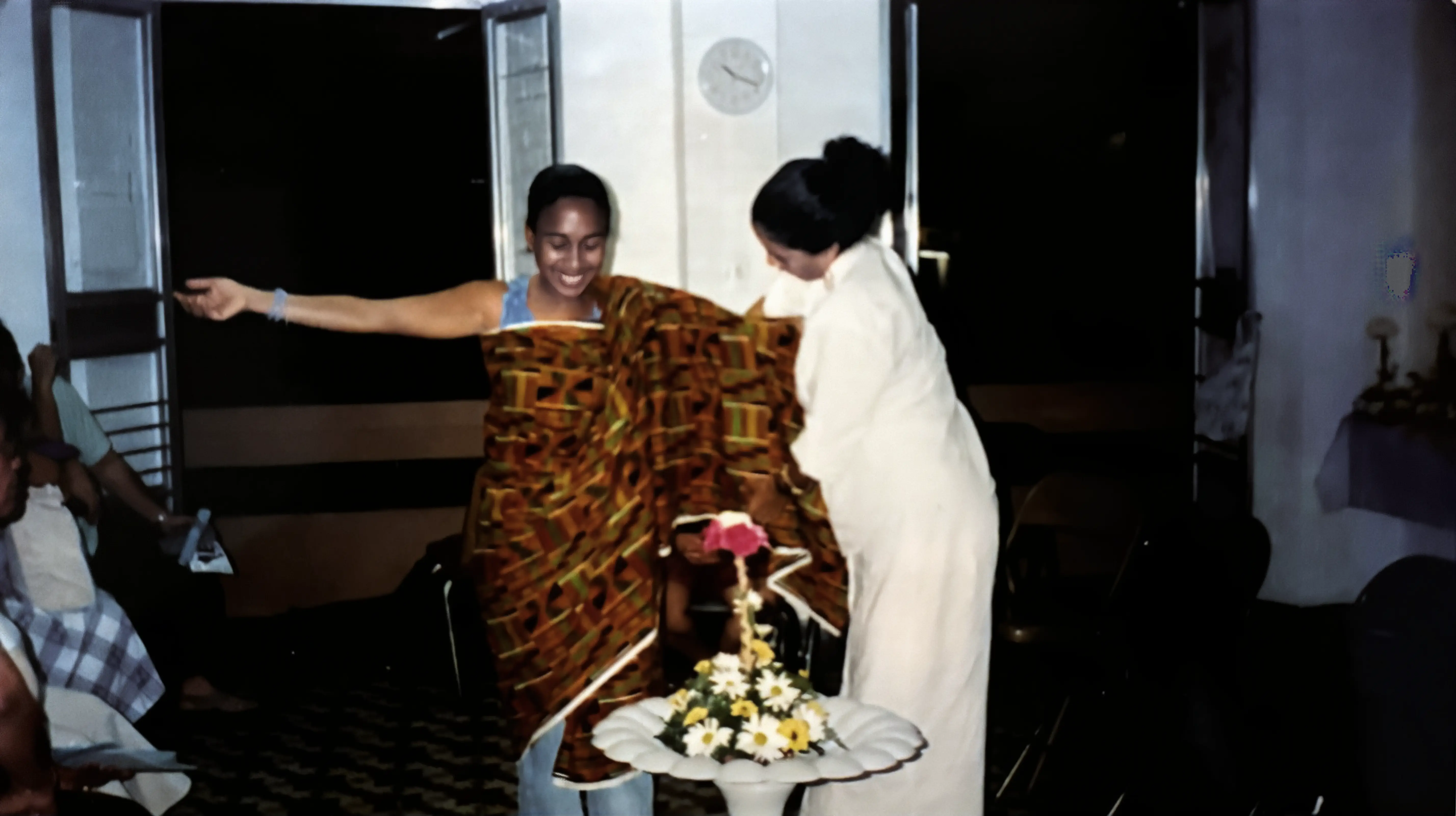 María Reinat Pumarejo de Colectivo Ilé facilitando el proceso de África en mi Piel, África en mi ser con Judith Conde y las compañeras de la Alianza de Mujeres Viequenses (2005, suministrada por la Alianza de Mujeres Viequenses).