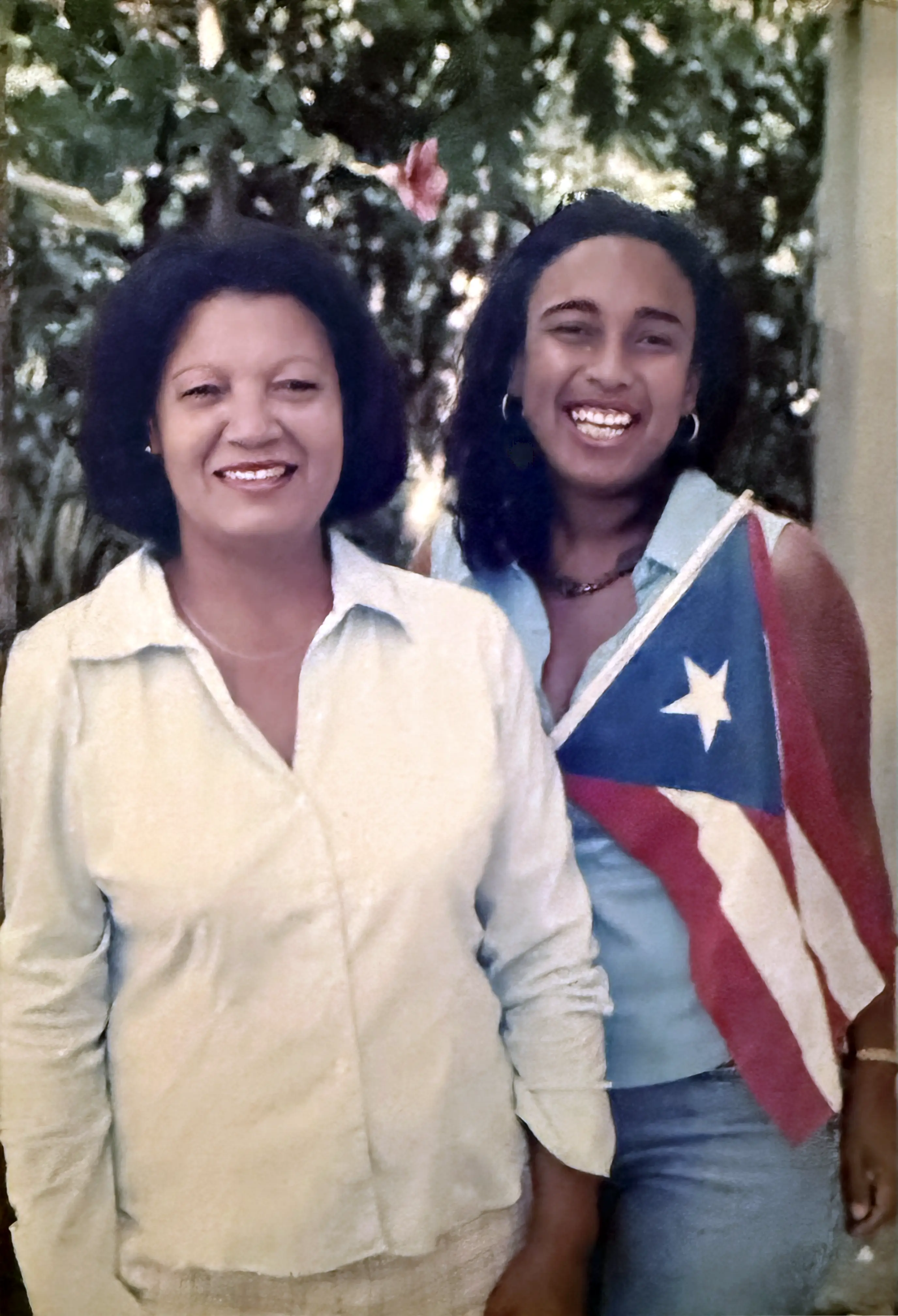 La génesis de las duplas, Judith Conde y Gladys Rivera, cofundadora de la Alianza de Mujeres Viequenses, trabajadora social y  rescatadora de tierras. (2003, foto por Deevah Meléndez)