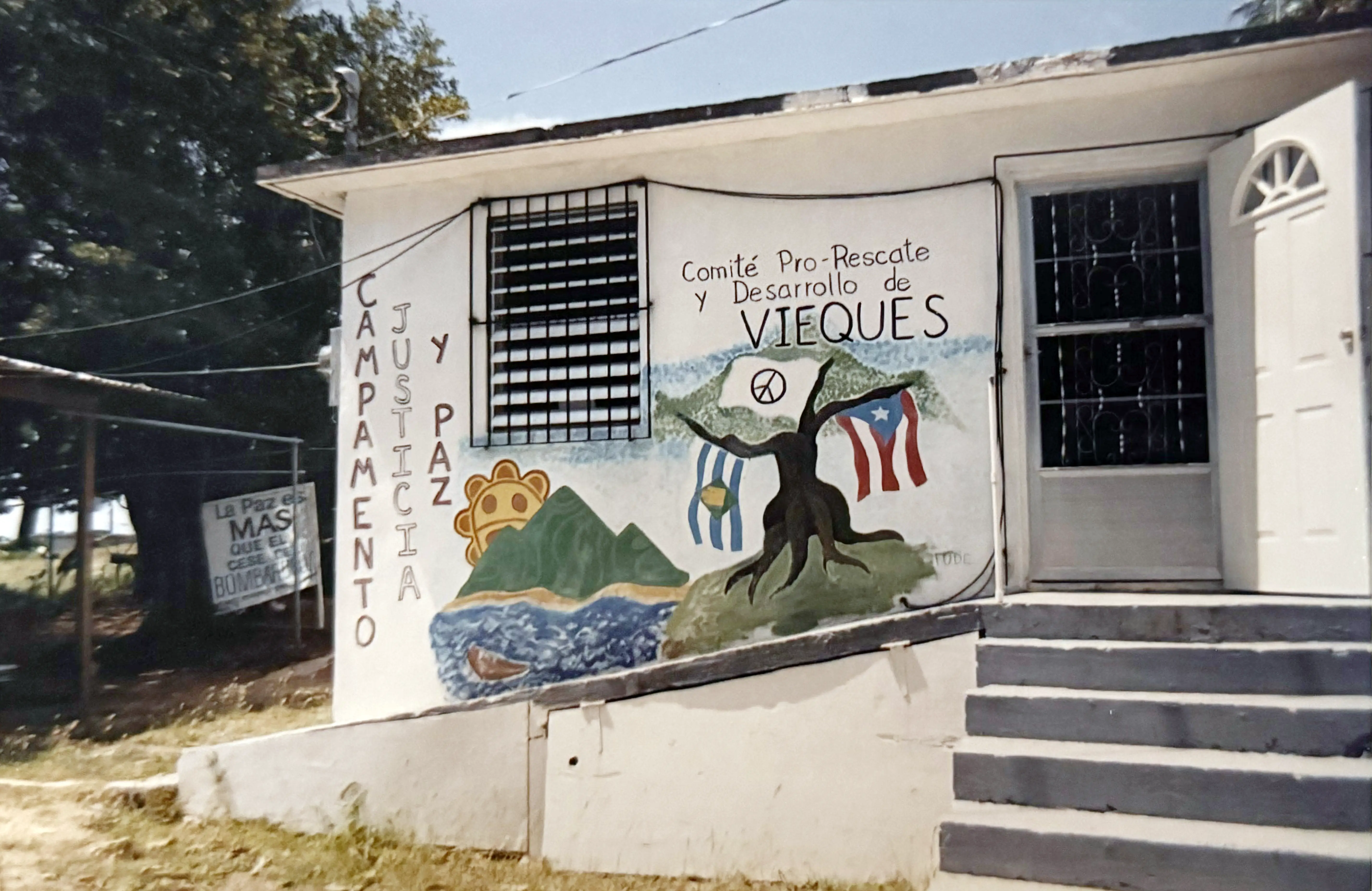 Una de las casas alquiladas del Comité Pro-Rescate y Desarrollo de Vieques que se utilizaba para reuniones, equipo de comunicaciones y gestiones del campamento frente al portón de la entrada de militares (suministrada por la Alianza de Mujeres Viequenses).