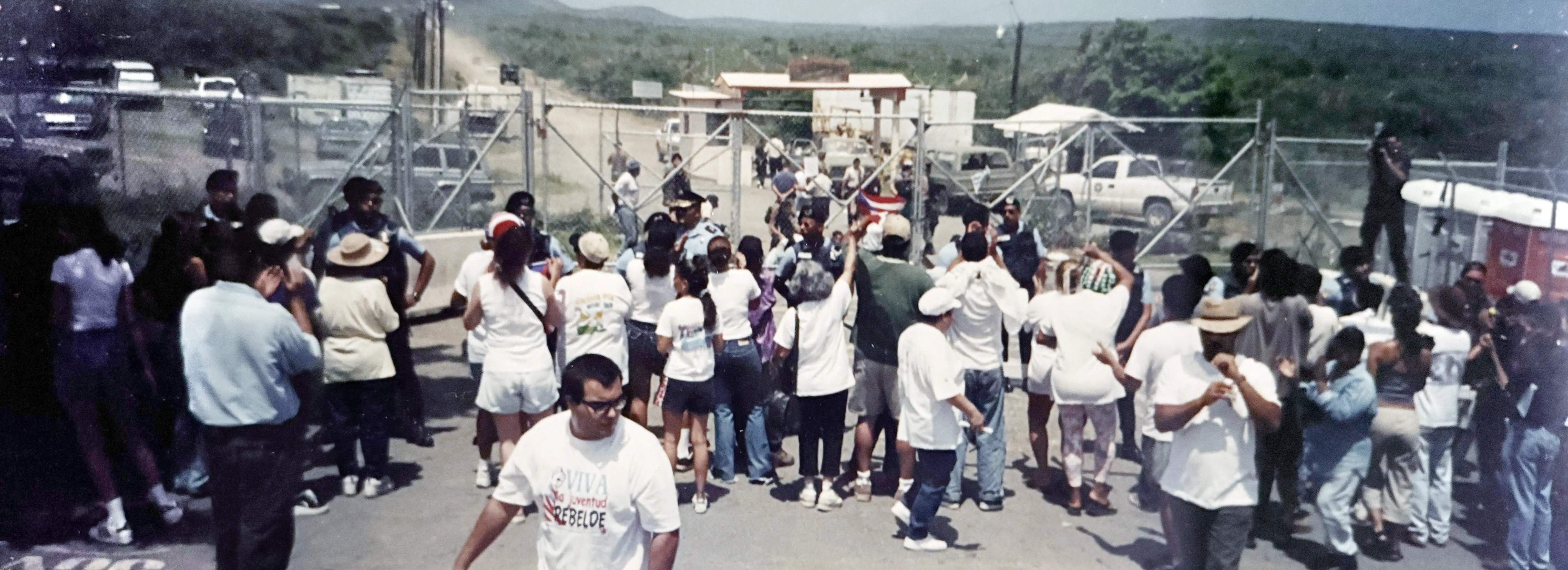 Protesta en portón de área restringida luego de los arrestos del 4 de mayo del 2000 (suministrada por la Alianza de Mujeres Viequenses). 