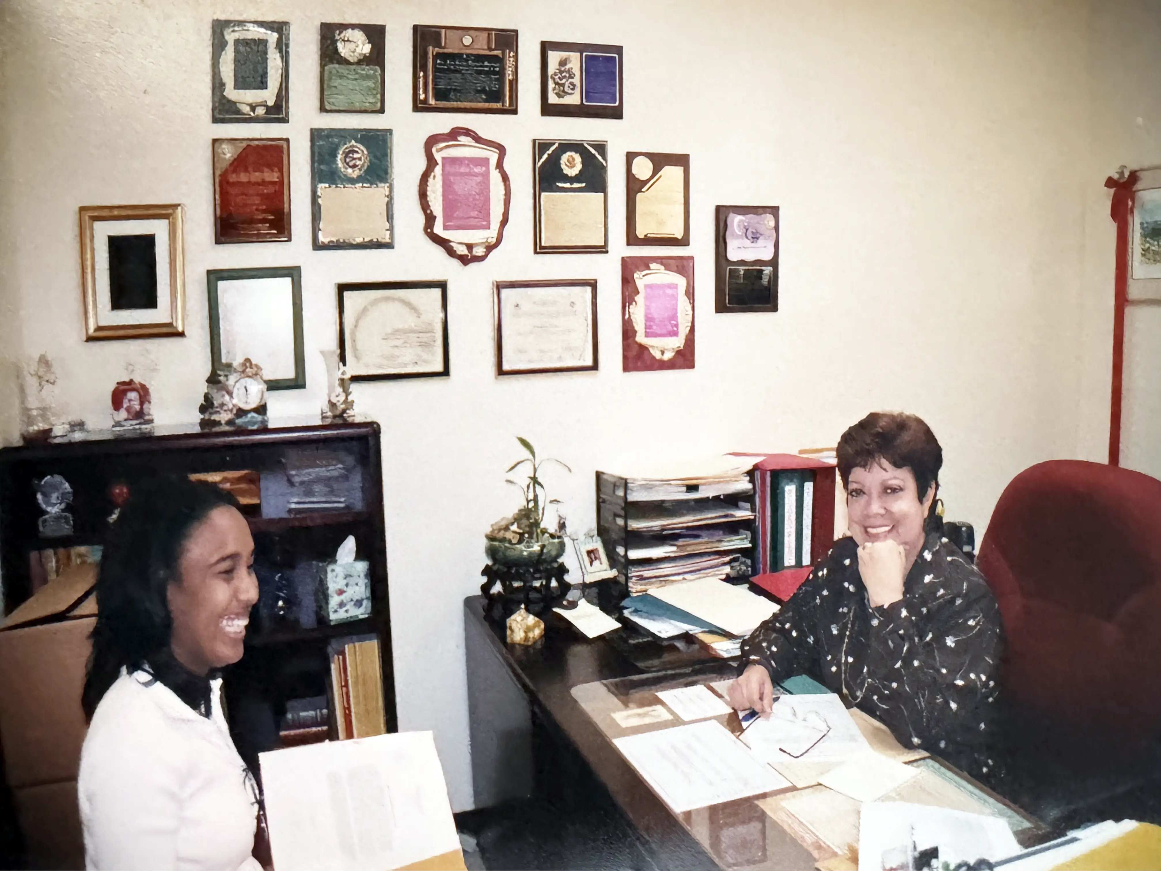 Judith Conde junto a Eva Torres, compañera de la Alianza de Mujeres Viequenses, superintendente de escuela, sobreviviente de cáncer, maestra de ceremonias, líder comunitaria y madre de Charissa y Eva del Mar. (2003, foto por Deevah Meléndez)