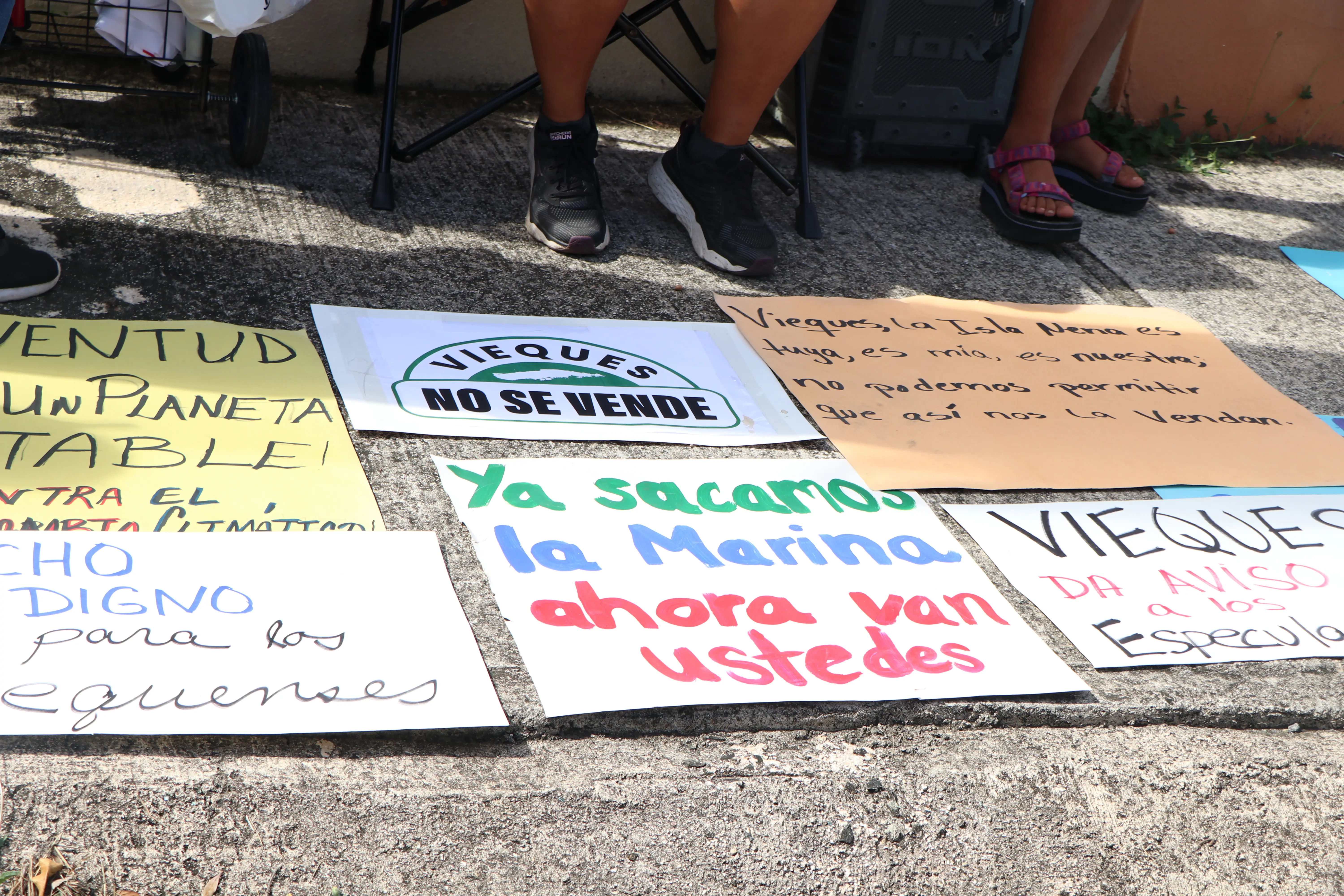 Pancartas en solidaridad con la lucha viequense y Katherine Martínez Medina en su citación de regla 6 (2023 foto de Revista étnica)