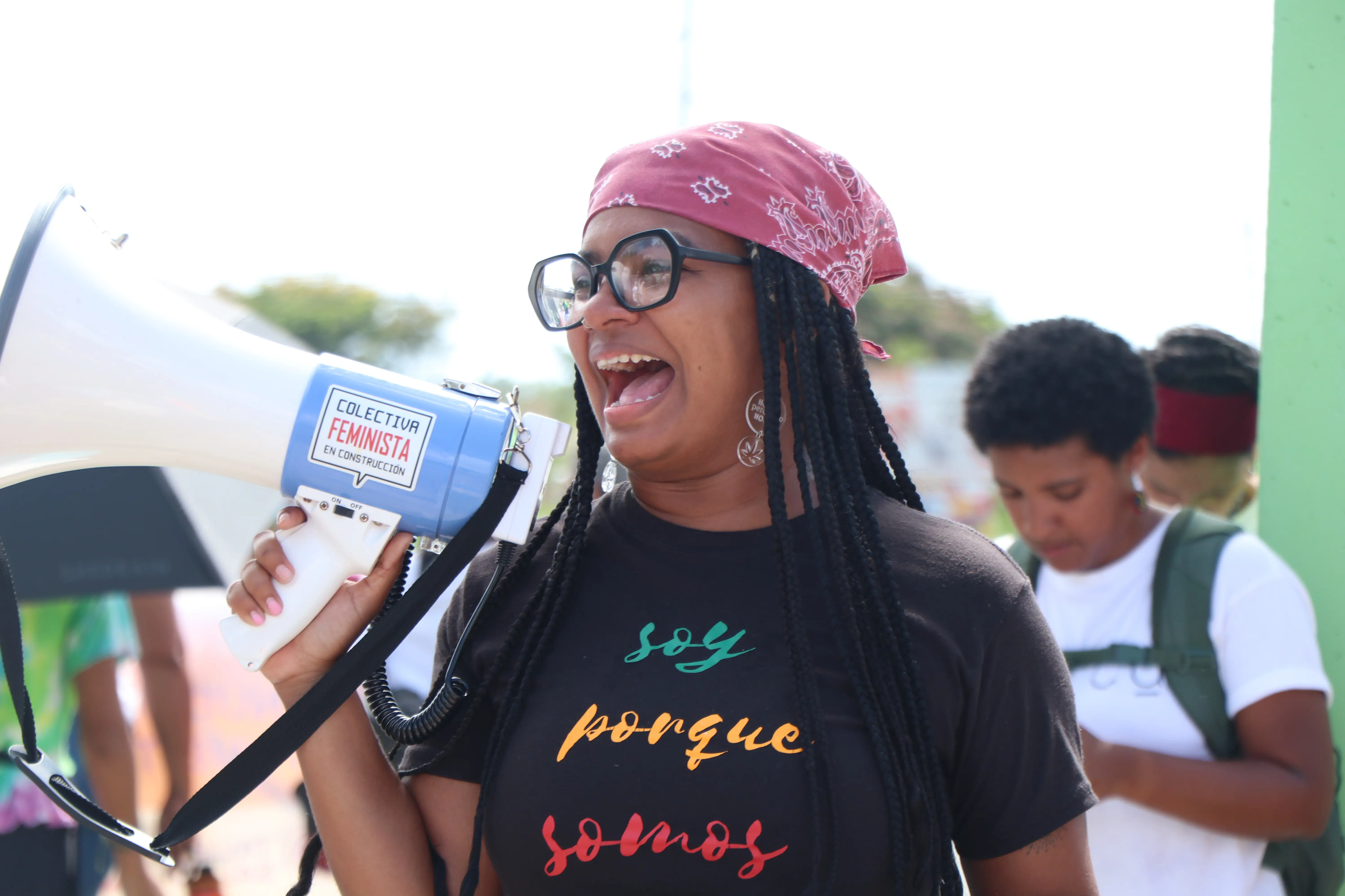 Adelmarí Lassús de Jesús consignando durante manifestación en solidaridad con Katherine Martínez Medina durante su citación a una Regla 6 (2023, foto de Revista étnica).