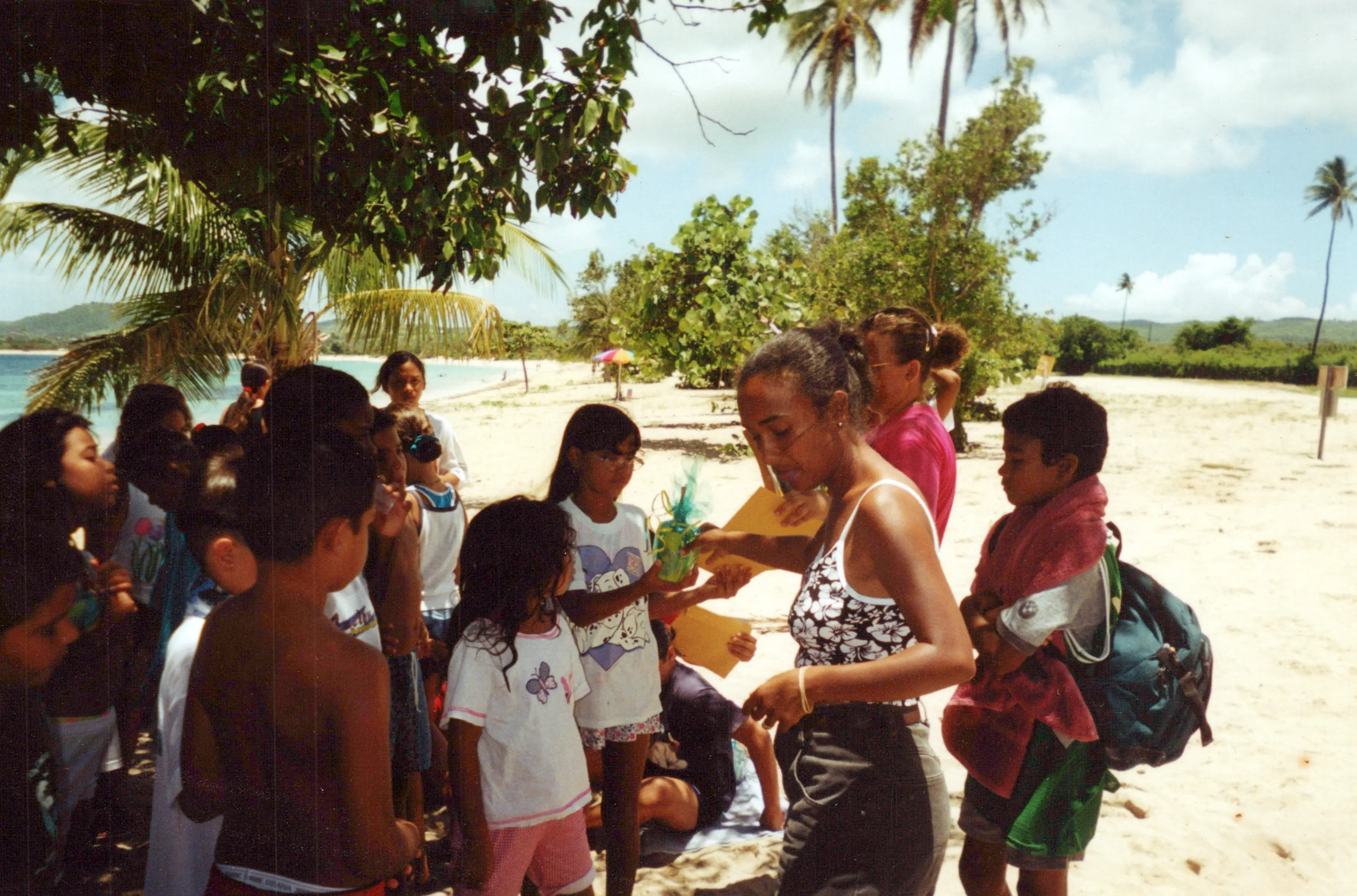 Judith Conde durante campamento con niñez viequense en la playa Sun Bay desde la cual se percibían maniobras militares (suministrada por la Alianza de Mujeres Viequenses). 