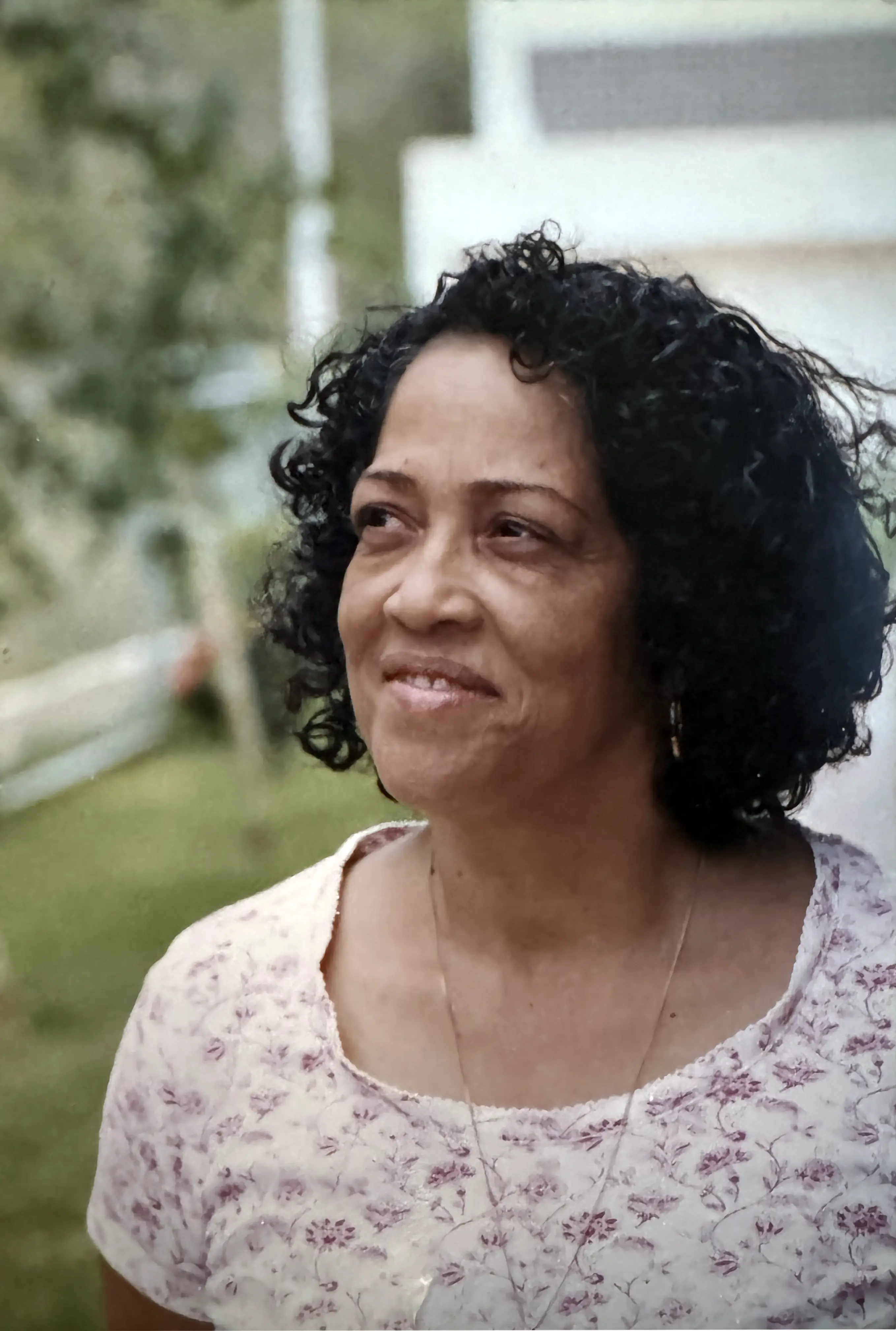 Mercedes Pérez, compañera de la AMV, musicalizó la lucha, cantaba en contra de la Marina por los barrios de Vieques en su ‘pick-up’. Fue maestra de kinder, catequista y músico. Sobreviviente de cáncer (2003, foto por Deevah Meléndez).