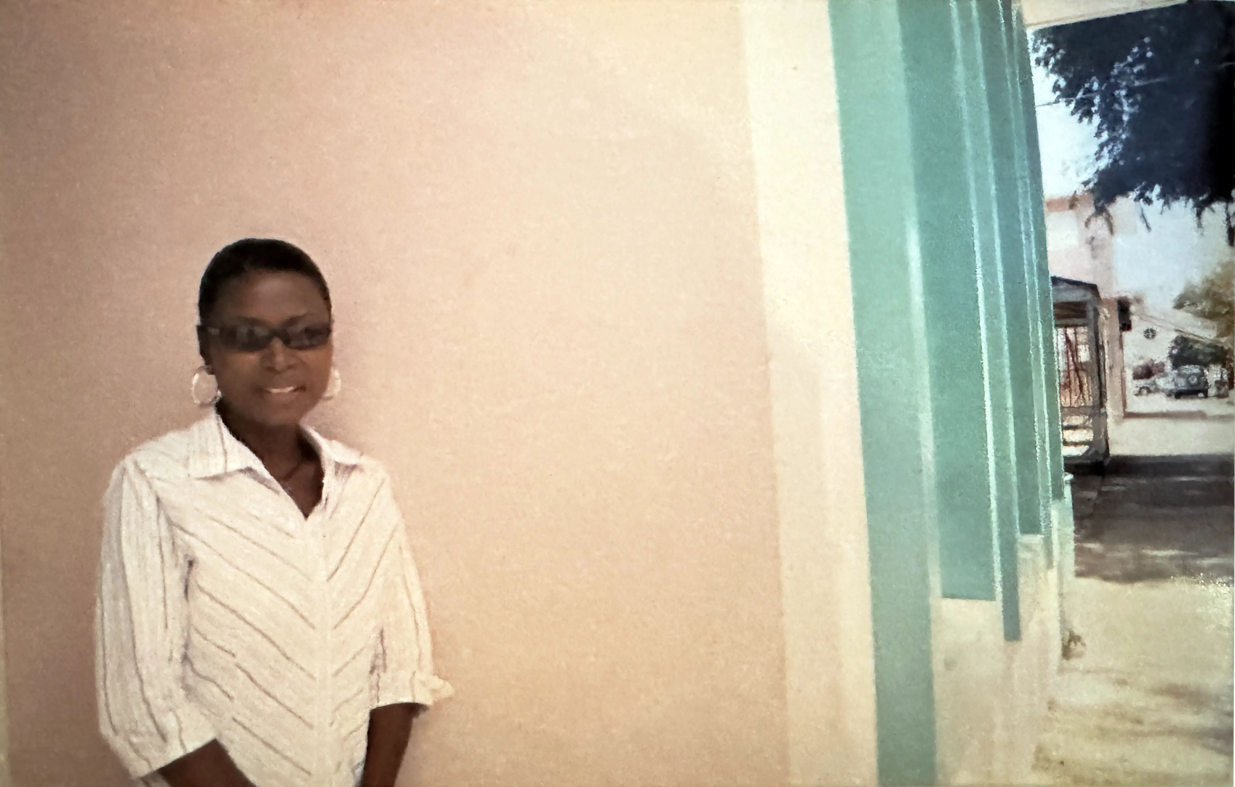 Migdalia De Jesús, compañera de la AMV, miembro de la Junta Directiva de Colmena Cimarrona, trabajadora social en la Procuradora de la Mujer en Vieques. Es madre de Adelmarí Lassús de Jesús, líder comunitaria de Vieques.  (2003, foto por Deevah Meléndez)