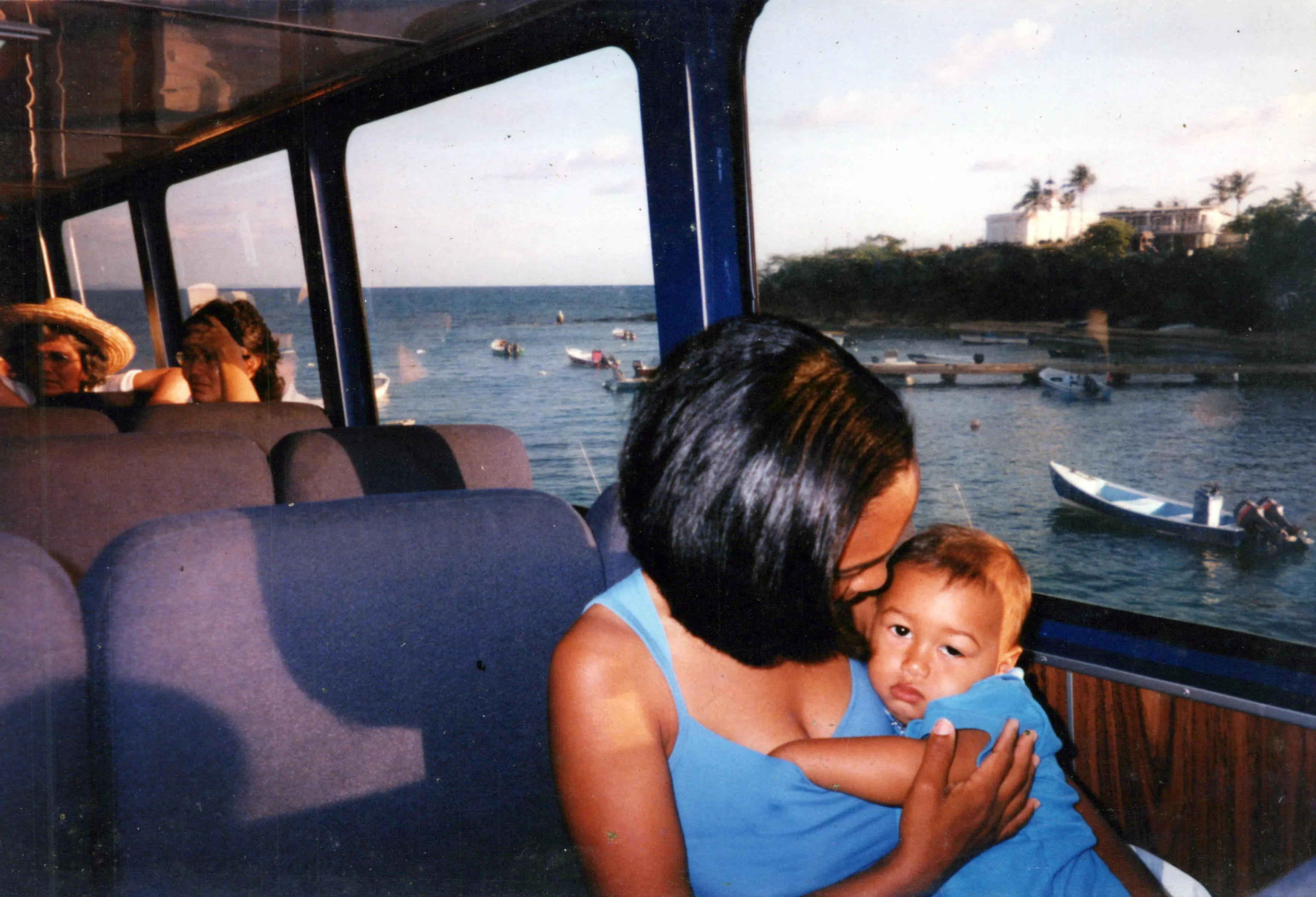 Judith Conde y su hijo Rubén sentados en el ferry desde Vieques. (1999, suministrada por la Alianza de Mujeres Viequenses).