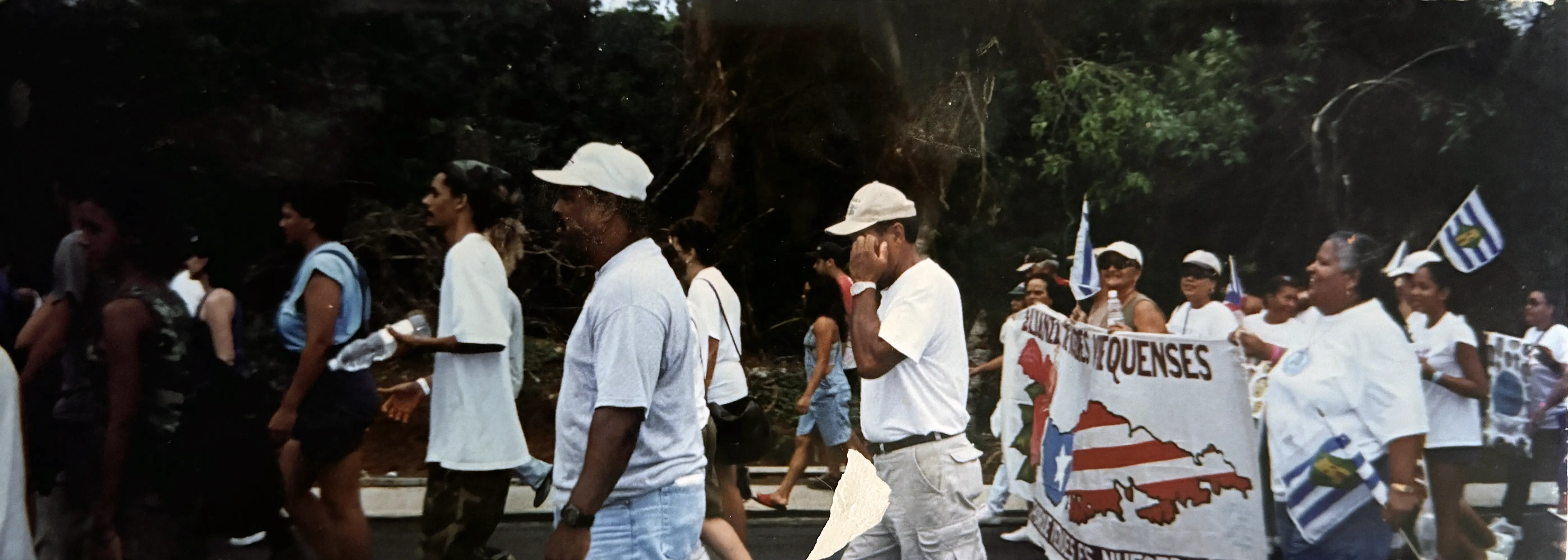 Una de las muchas marchas desde la Plaza Pública de Vieques hasta los portones de las áreas restringidas (suministrada por la Alianza de Mujeres Viequenses).