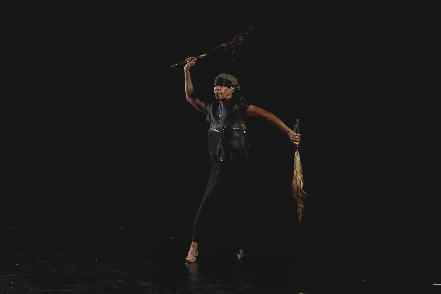 2018. Documentación fotográfica para la Red Afro de Revista étnica de Awilda Sterling Duprey en performance y vestuario de "en-cierro", performance transicional.  Fotografía: Johnny De Los Santos (598 Studios) para Revista étnica. 