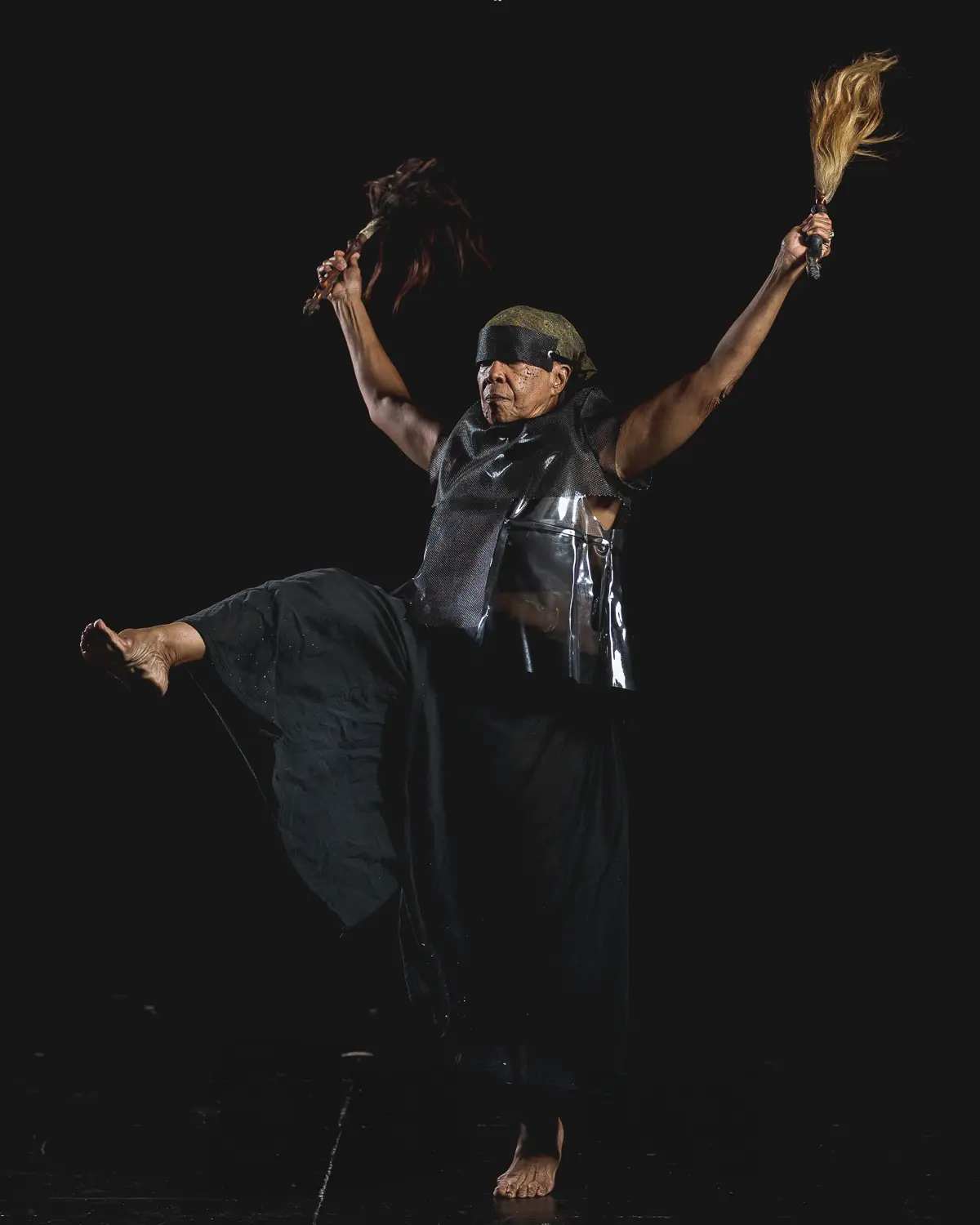 2018. Documentación fotográfica para la Red Afro de Revista étnica de Awilda Sterling Duprey en performance y vestuario de "en-cierro", performance transicional.  Fotografía: Johnny De Los Santos (598 Studios) para Revista étnica. 