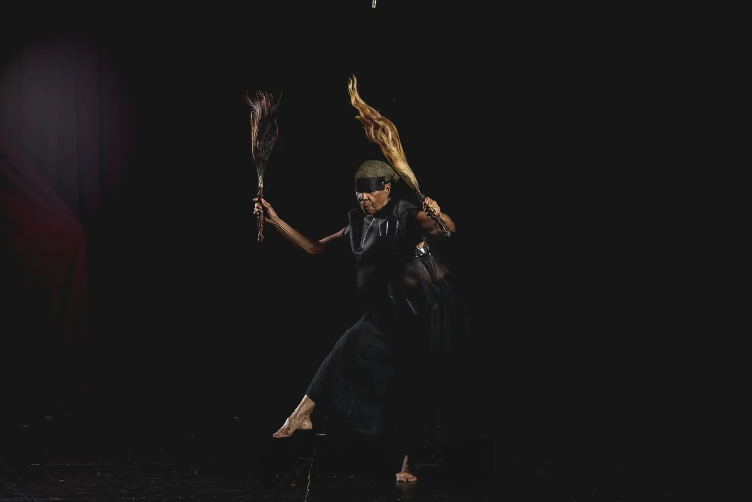 2018. Documentación fotográfica para la Red Afro de Revista étnica de Awilda Sterling Duprey en performance y vestuario de "en-cierro", performance transicional.  Fotografía: Johnny De Los Santos (598 Studios) para Revista étnica. 