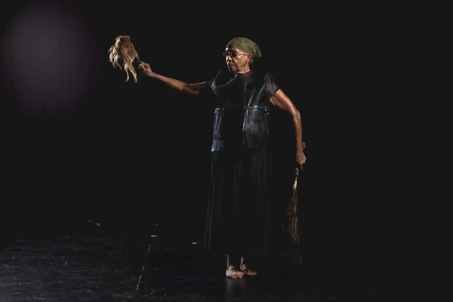 2018. Documentación fotográfica para la Red Afro de Revista étnica de Awilda Sterling Duprey en performance y vestuario de "en-cierro", performance transicional.  Fotografía: Johnny De Los Santos (598 Studios) para Revista étnica. 