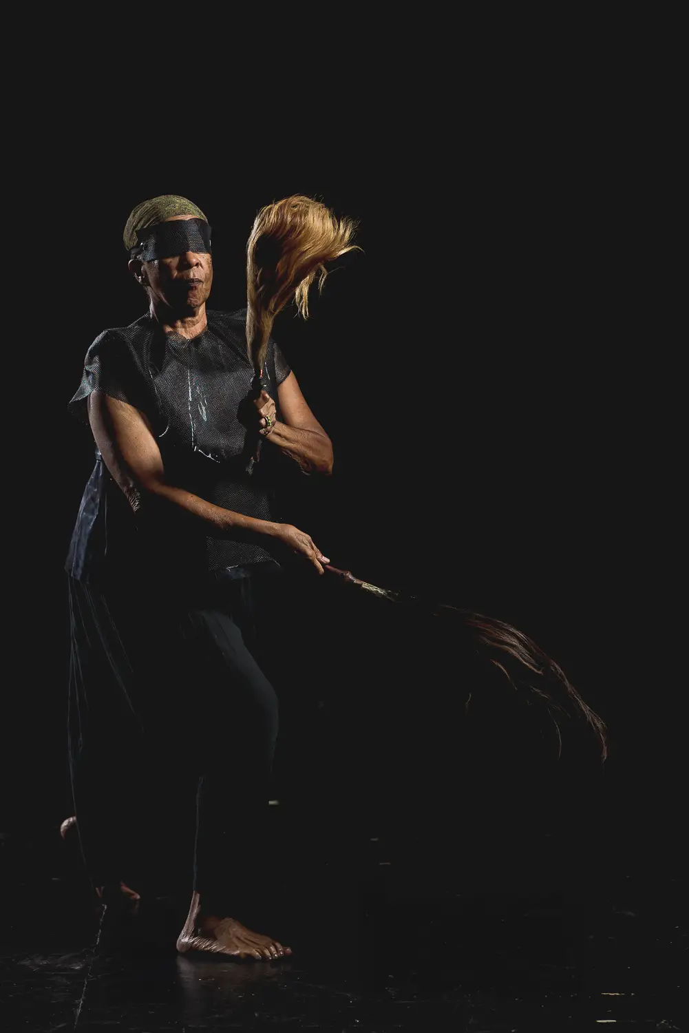 2018. Documentación fotográfica para la Red Afro de Revista étnica de Awilda Sterling Duprey en performance y vestuario de "en-cierro", performance transicional.  Fotografía: Johnny De Los Santos (598 Studios) para Revista étnica. 