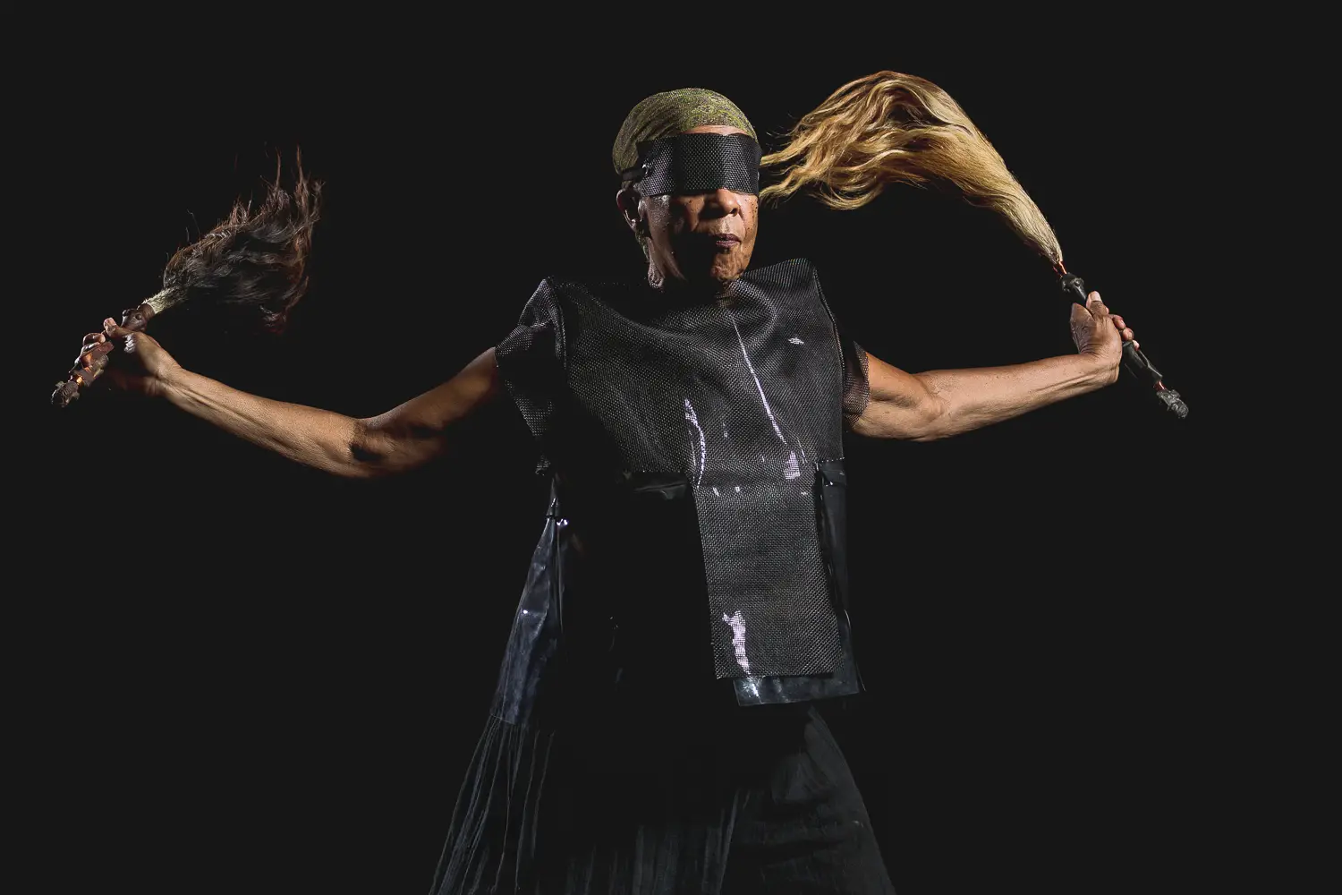 2018. Documentación fotográfica para la Red Afro de Revista étnica de Awilda Sterling Duprey en performance y vestuario de "en-cierro", performance transicional.  Fotografía: Johnny De Los Santos (598 Studios) para Revista étnica. 