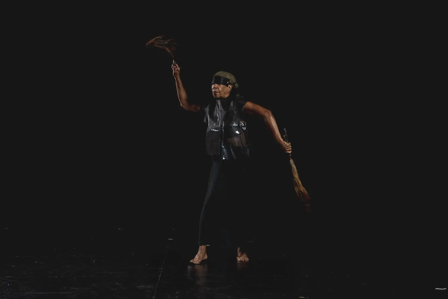 2018. Documentación fotográfica para la Red Afro de Revista étnica de Awilda Sterling Duprey en performance y vestuario de "en-cierro", performance transicional.  Fotografía: Johnny De Los Santos (598 Studios) para Revista étnica. 