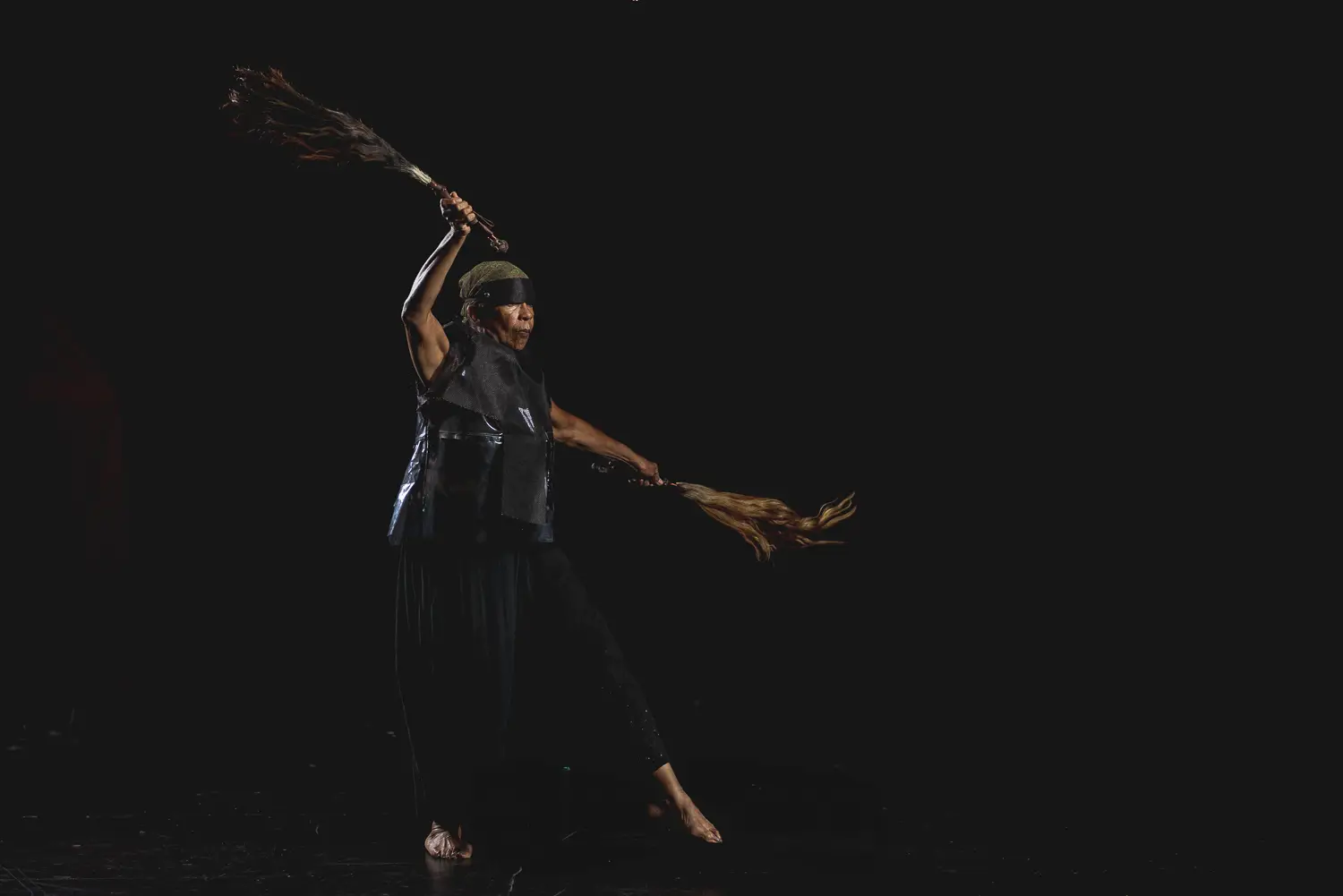 2018. Documentación fotográfica para la Red Afro de Revista étnica de Awilda Sterling Duprey en performance y vestuario de "en-cierro", performance transicional.  Fotografía: Johnny De Los Santos (598 Studios) para Revista étnica. 