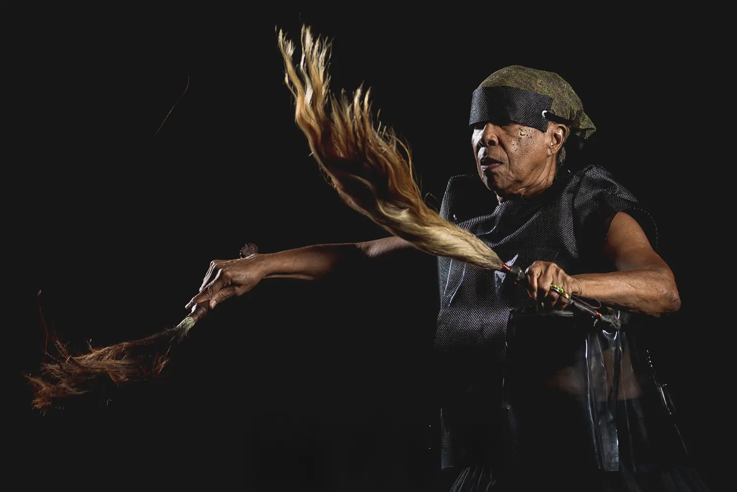 2018. Documentación fotográfica para la Red Afro de Revista étnica de Awilda Sterling Duprey en performance y vestuario de "en-cierro", performance transicional.  Fotografía: Johnny De Los Santos (598 Studios) para Revista étnica. 