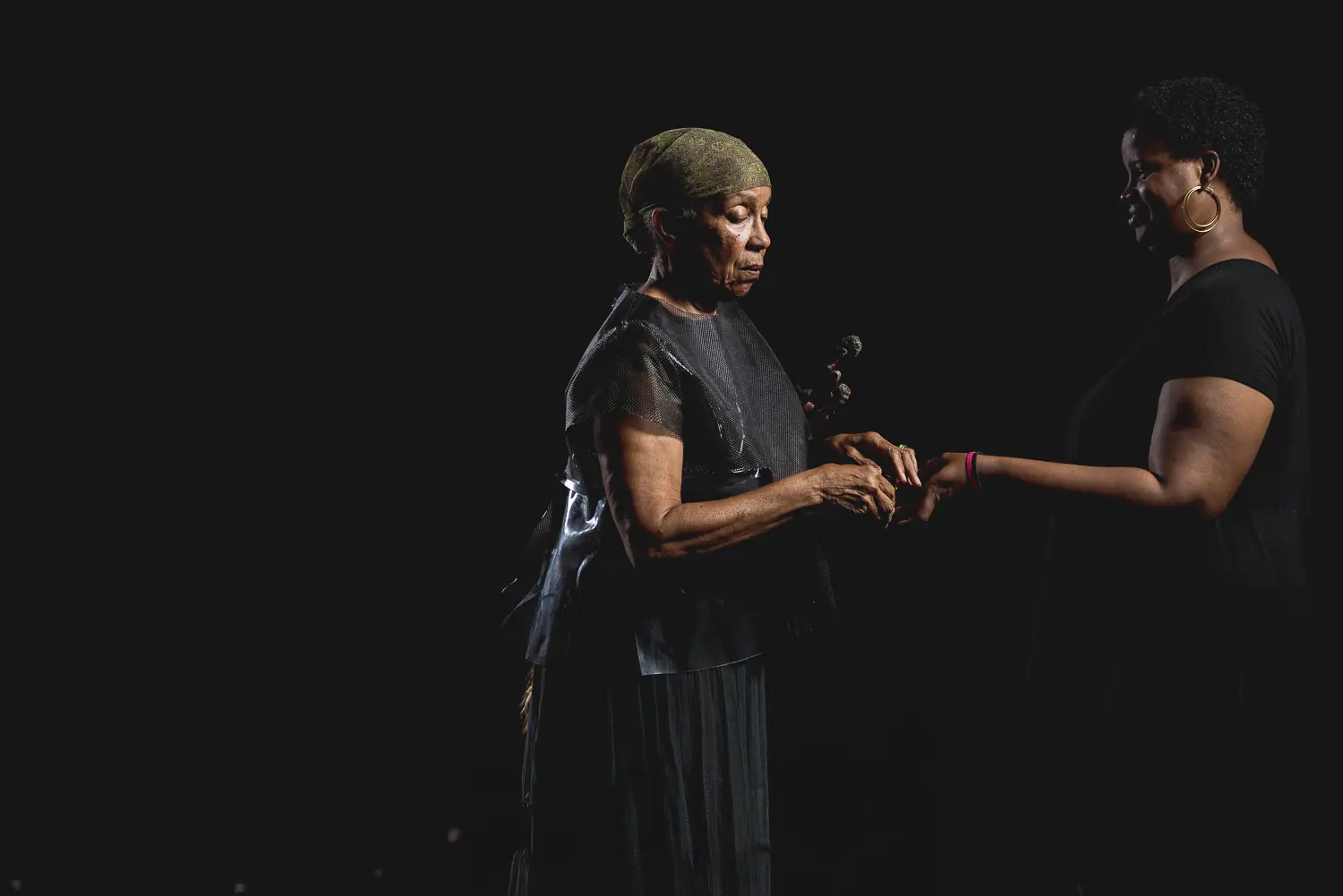 2018. Documentación fotográfica para la Red Afro de Revista étnica de Awilda Sterling Duprey en performance y vestuario de "en-cierro", performance transicional.  Fotografía: Johnny De Los Santos (598 Studios) para Revista étnica. 