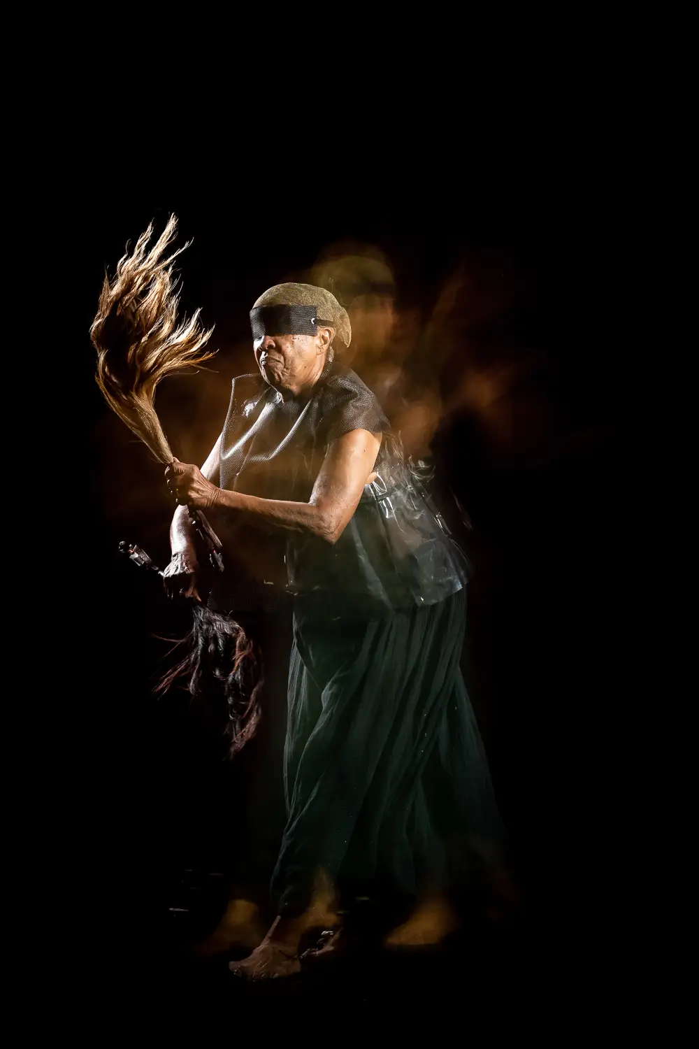 2018. Documentación fotográfica para la Red Afro de Revista étnica de Awilda Sterling Duprey en performance y vestuario de "en-cierro", performance transicional.  Fotografía: Johnny De Los Santos (598 Studios) para Revista étnica. 