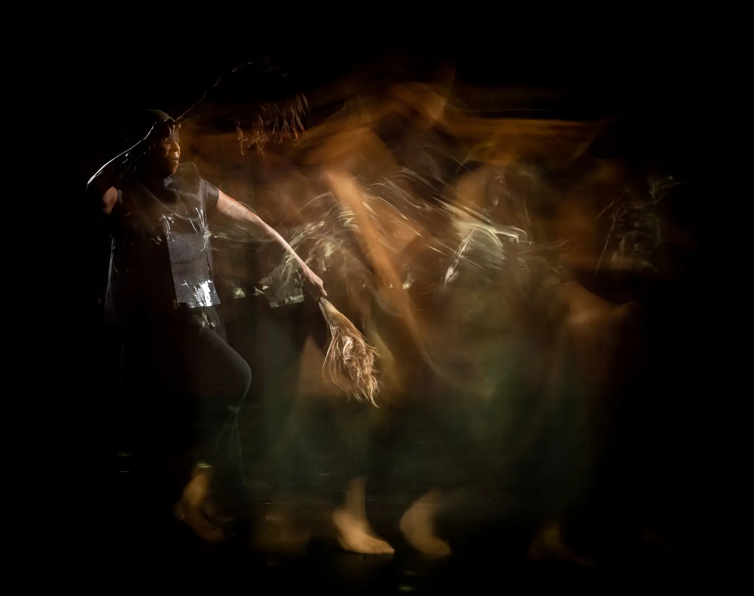2018. Documentación fotográfica para la Red Afro de Revista étnica de Awilda Sterling Duprey en performance y vestuario de "en-cierro", performance transicional.  Fotografía: Johnny De Los Santos (598 Studios) para Revista étnica. 