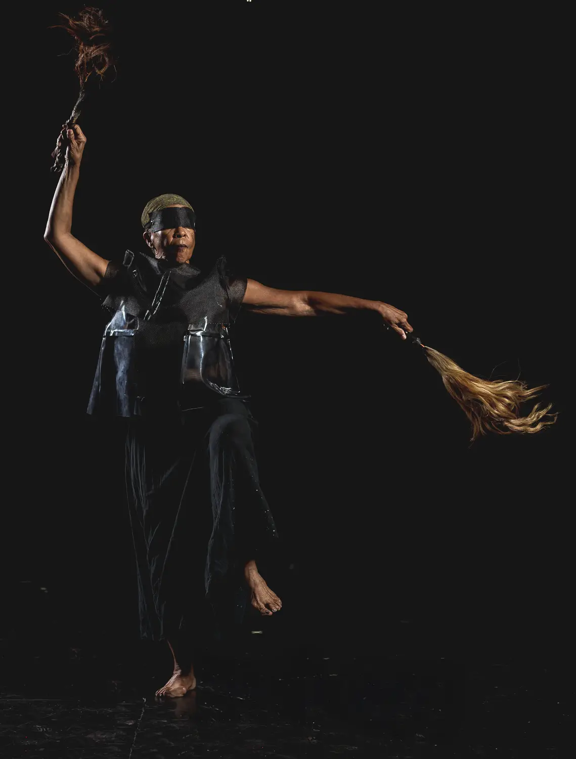 2018. Documentación fotográfica para la Red Afro de Revista étnica de Awilda Sterling Duprey en performance y vestuario de "en-cierro", performance transicional.  Fotografía: Johnny De Los Santos (598 Studios) para Revista étnica. 