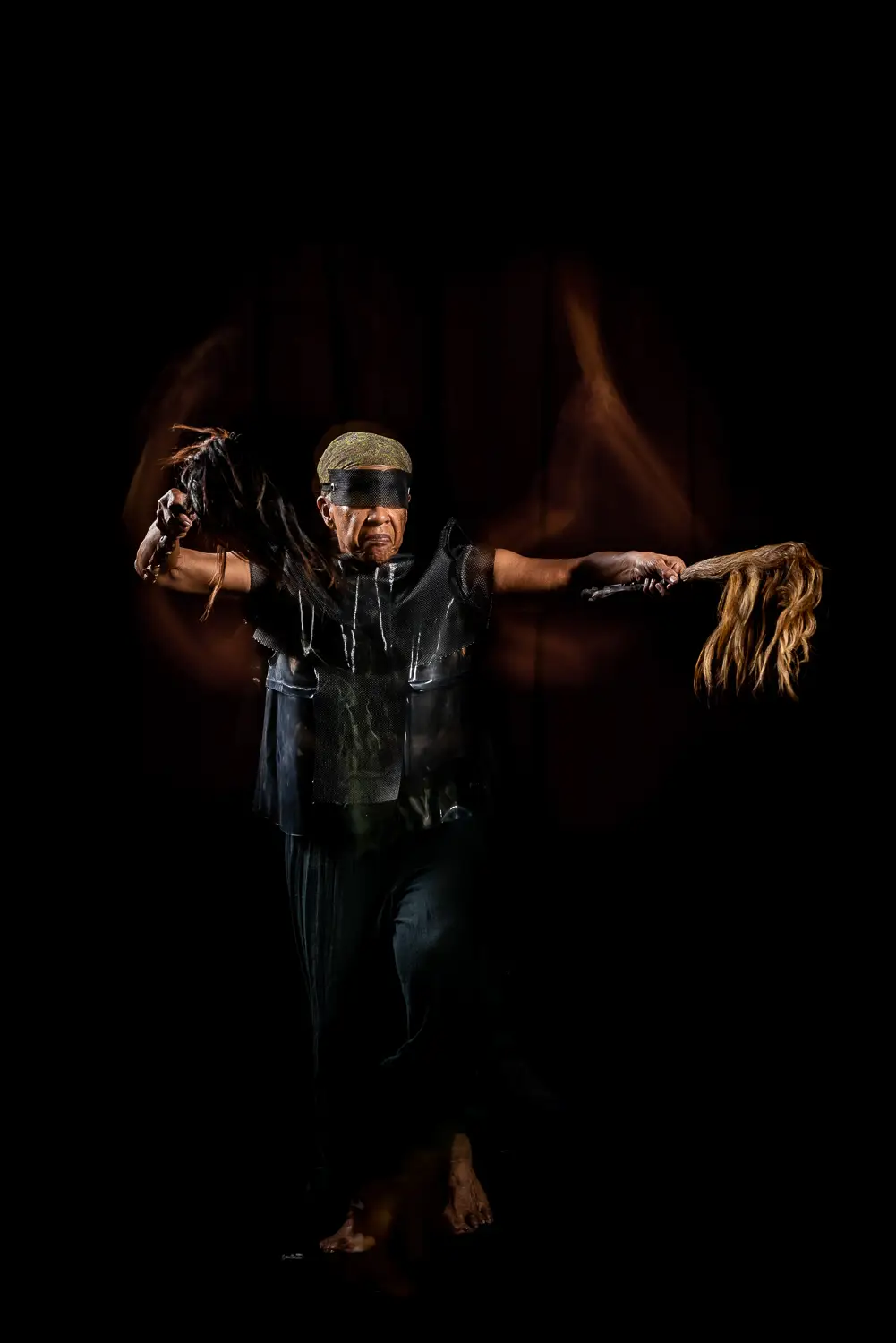 2018. Documentación fotográfica para la Red Afro de Revista étnica de Awilda Sterling Duprey en performance y vestuario de "en-cierro", performance transicional.  Fotografía: Johnny De Los Santos (598 Studios) para Revista étnica. 