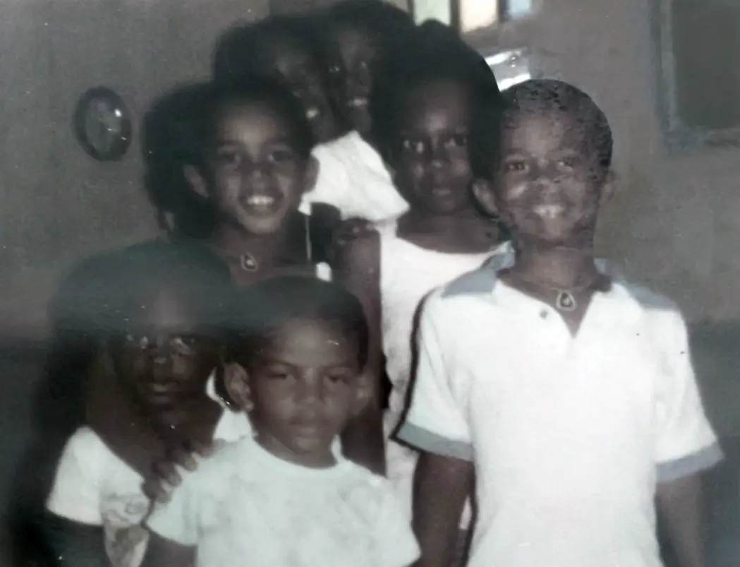 ¡La Primada Junta en casa de Abuela Manuela! Velda, “Lando”, “Waso” (al frente), “Gwimbi”, “Wilo”, “Gwimba” y Julio. ¡Los mejores días con galletas Export Sodas, mantequilla, jugo Tang, limbers de uvas playeras, alegría, juegos y familia! Circa 1985.