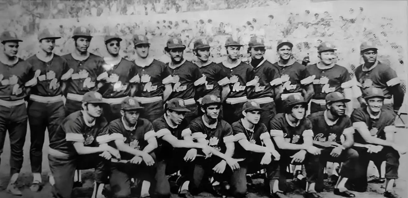 Equipo Nacional de Puerto Rico de Beisbol dirigido por Roberto Clemente en el Mundial de Nicaragua en 1971. Con la participaron de dos cuarteños: Miguel Mangual Guilbe (tercero de pie de izq. a dcha.) y Juan Pachot Santiago (penúltimo en cuclillas). 