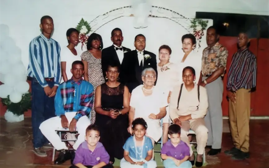 Familia Alvarado García en la boda de Julio “Cenquito”Alvarado Rosado. Circa 2000. 