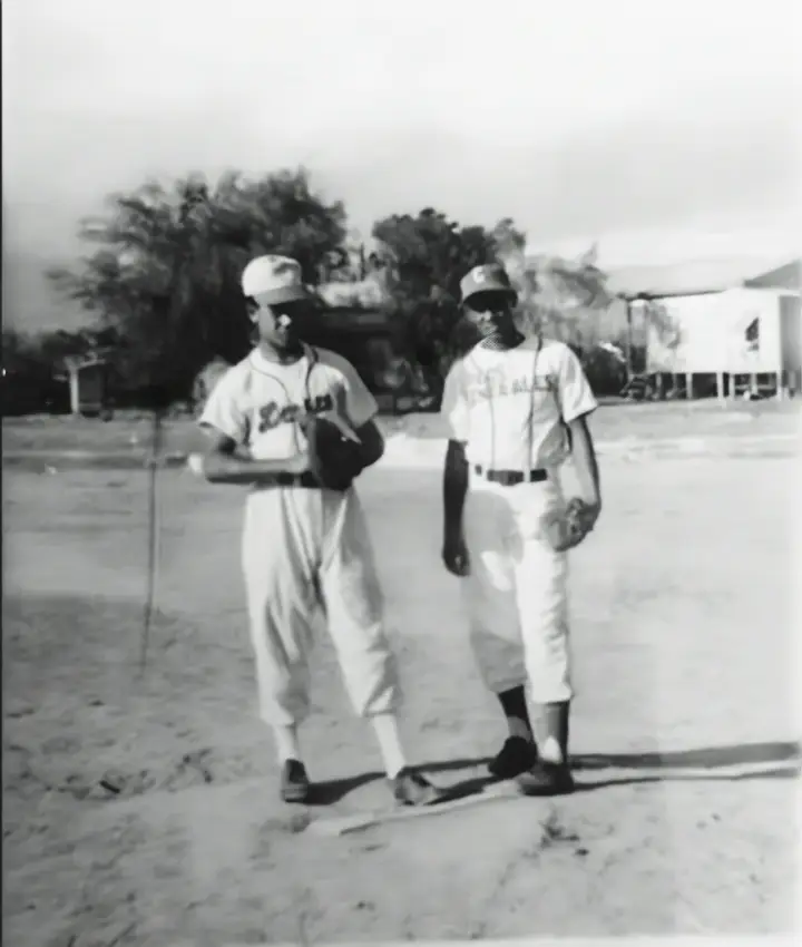 Miguel Ángel Rivera Guilbe (Chucho) y Roberto Rivera Guilbe. Destacados peloteros de nuestro Barrio. Foto en el parque de La Cuarta en la década del cincuenta. 