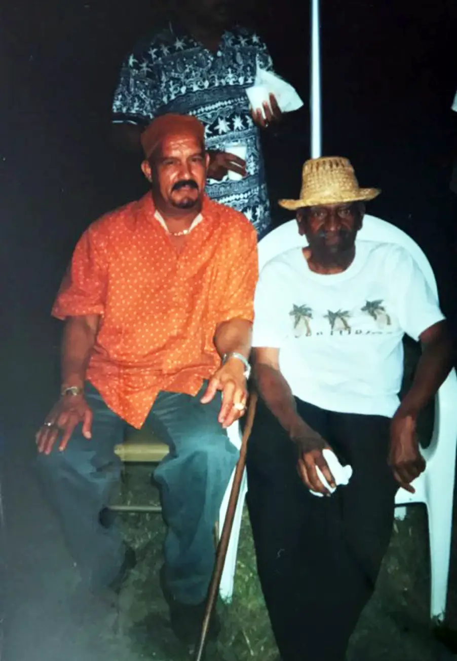 Don Catalino “Tite” Curet Alonso en La Cuarta junto al fenecido percusionista Cuarteño Ángel Aguilera Suárez (a la izq.). La visita de Don Tite se dio en el marco del homenaje que se le rindió en su dedicatoria del Festival Afrocaribeño en el año 2003. 