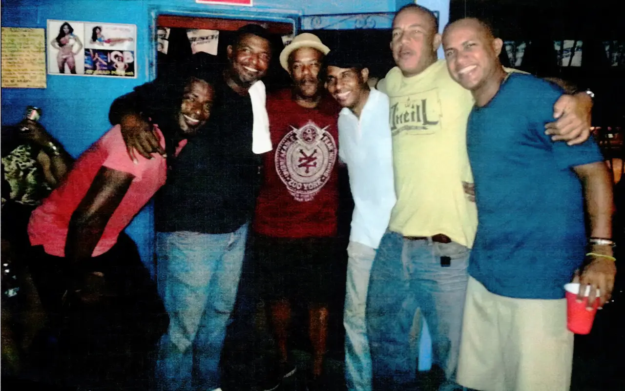 ¡Hermandad Pura! En una celebración en el negocio Fredo’s Pub en La Cuarta estaban los hermanos Alvarado compartiendo con sus también hermanos del Severo Quiñones de Carolina. Circa 2013. 