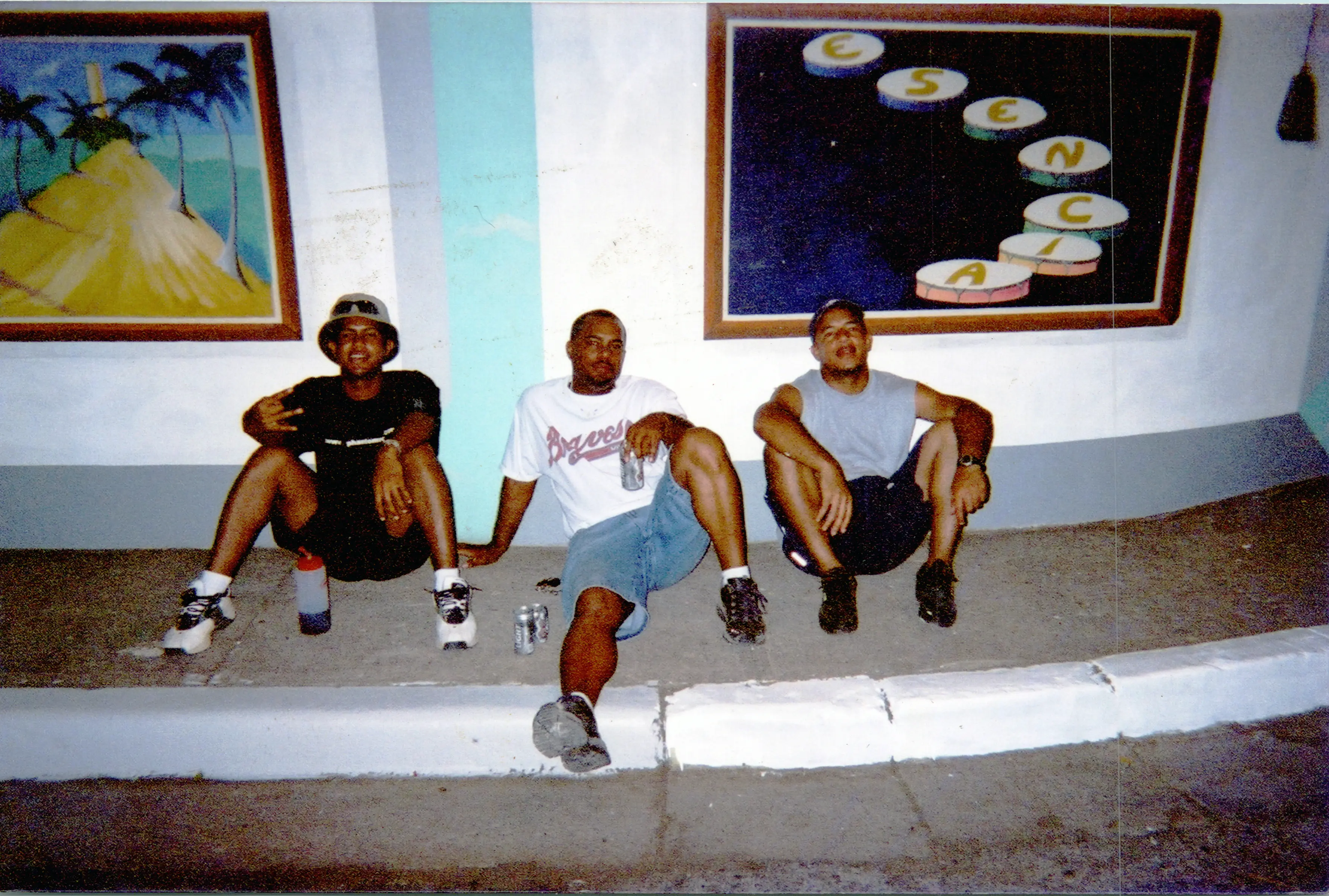 Hermanos Alvarado (Julio, Papote y Lando). Foto tomada en la noche previa a la celebración del Festival Afrocaribeño. Al fondo puede observarse parte del primer mural realizado para el Festival. Circa 2007.
