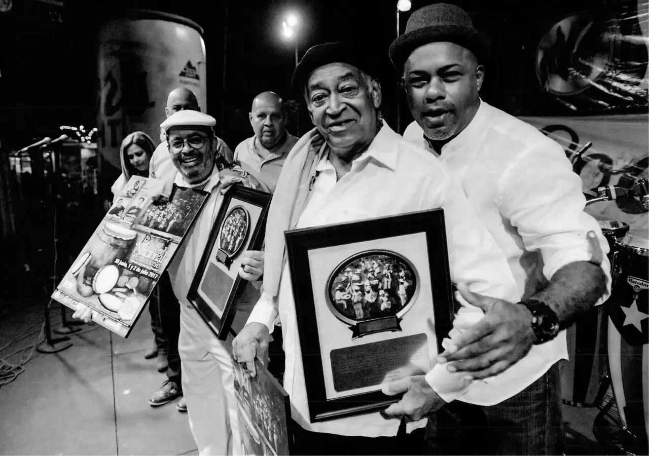 Maestros Percusionistas: Giovanni Hidalgo y su padre Mañengue Hidalgo en la dedicatoria del Festival Nacional Afrocaribeño del 2017. Les acompañan los integrantes del Comité organizador: Willie Rodríguez Thilleth y Ángel “Papote” Alvarado. 