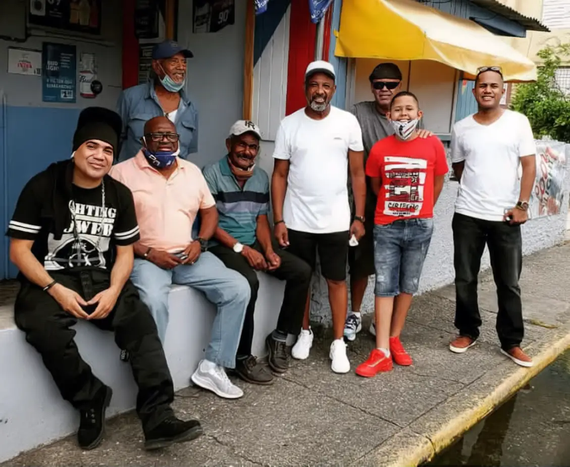 Compartiendo en el negocio Fredo’s Pub. “Filo El Movimiento”, “La Leyenda” Juanito Pachot, atrás Guilbe “El Mudo”, “Cenco” Alvarado, Miguel Roche “Choco”, Luis Rivera “Kike Maraca”, Jonathan Rivera y Julio Alvarado. Circa 2019.