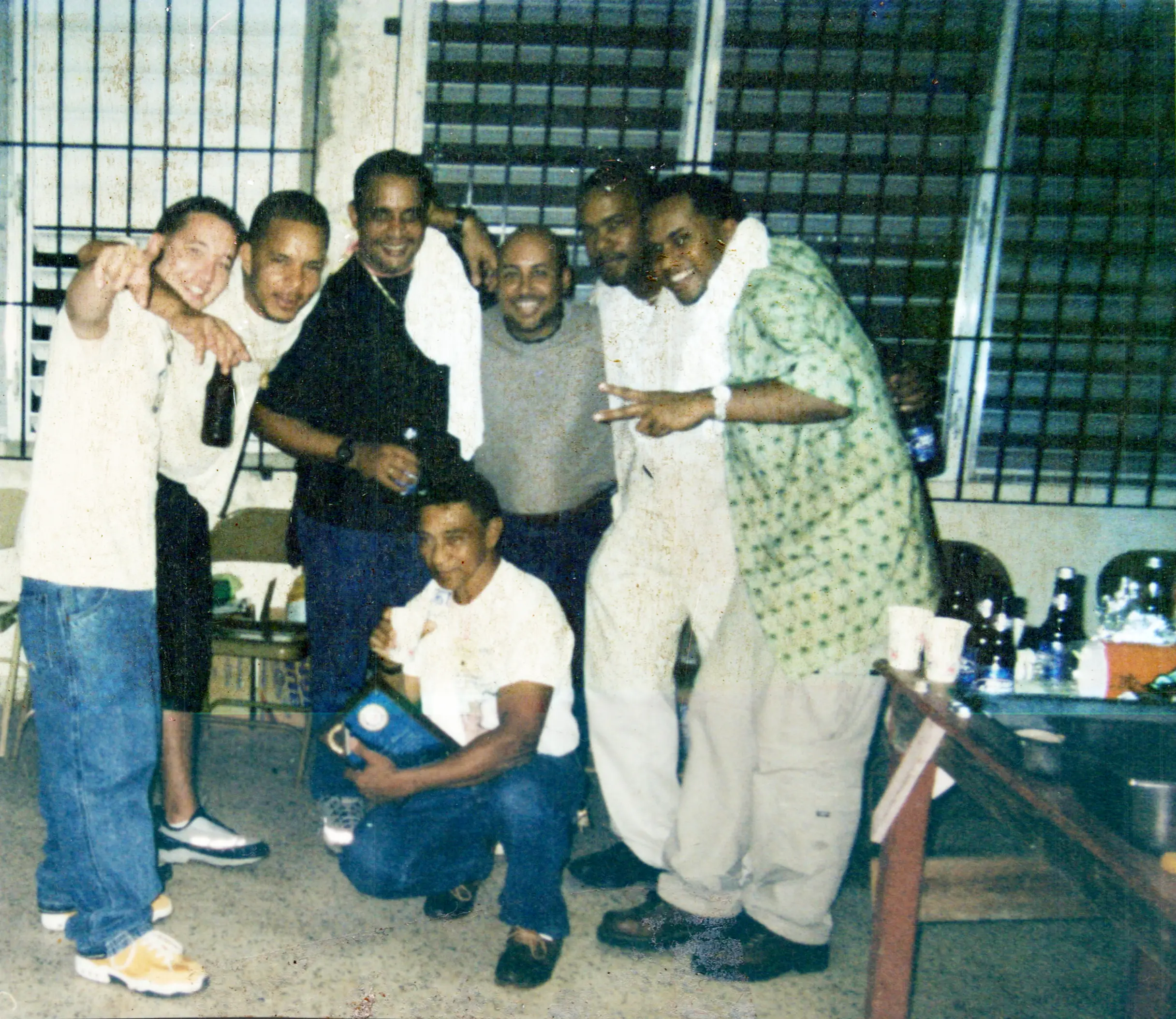 Comité Pro Nuestra Cultura en sus inicios celebrando la culminación de una de las primeras ediciones del Festival Afrocaribeño. Aparecen de izquierda a derecha; Felito, Lando, Papo Peña, Kikito, Papote y Julio, en cuclillas “Wi Meneo”. Circa 2001.