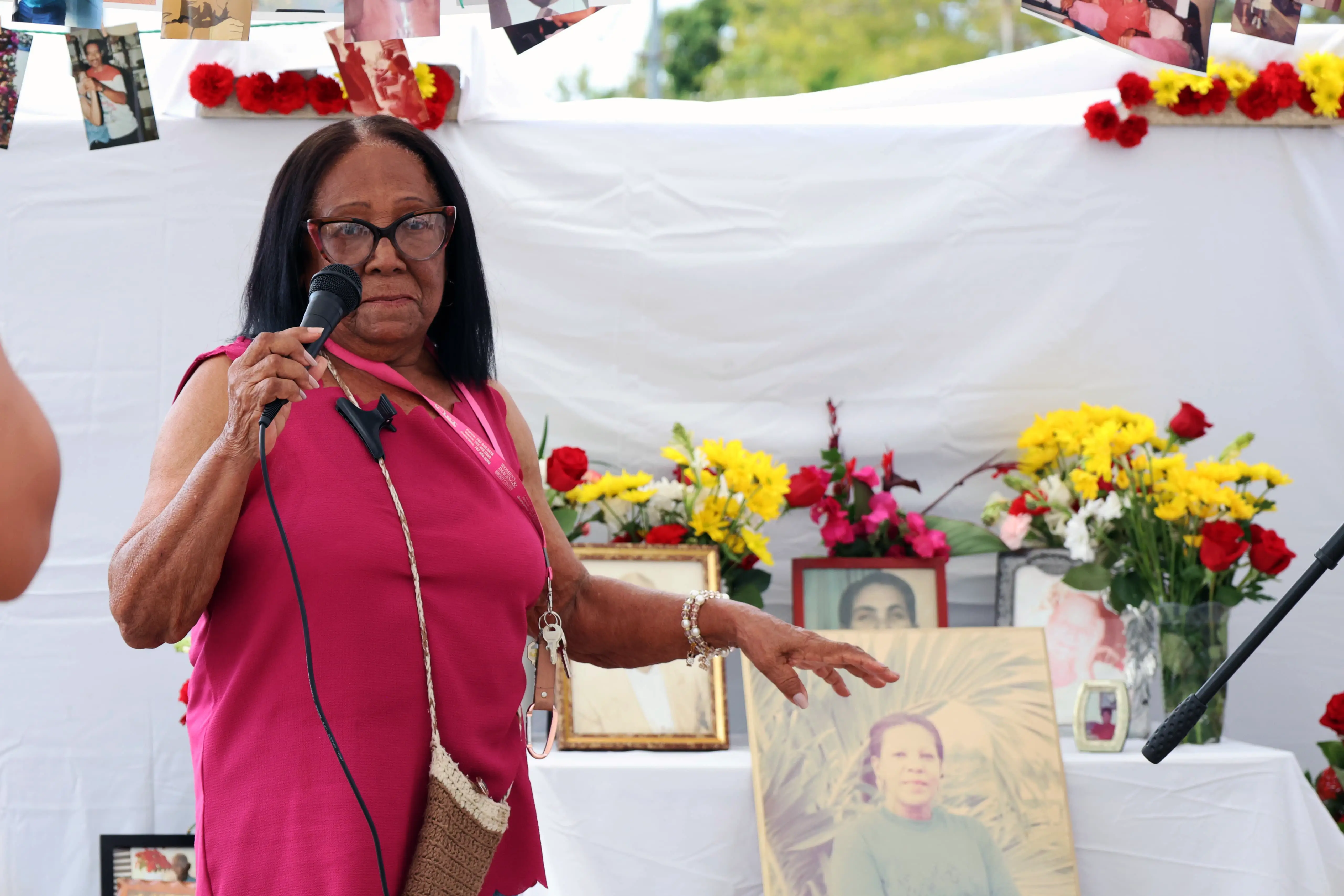 Marta Sánchez mejor conocida como “Doris” rindiendo homenaje a su difunta hermana Aleja en la actividad Flores Para Tu Altar, en la calle E en La Cuarta en el 2025.