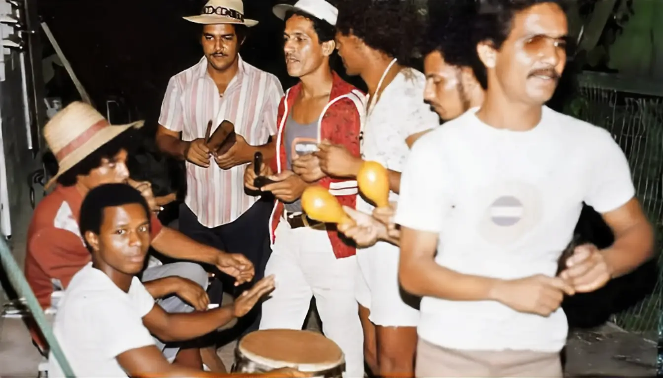 Parte de la agrupación “La Cuarta Percussion”. Reuniones espontáneas y expresivas de una identidad barrial afrocaribeña. Jaime Rentas (Mito), “Pibe”, Fermín Negrón (Sigua), “Monchi”, Jorge Sánchez, Felito Rivera y Àngel Aguilera. Circa 1985.