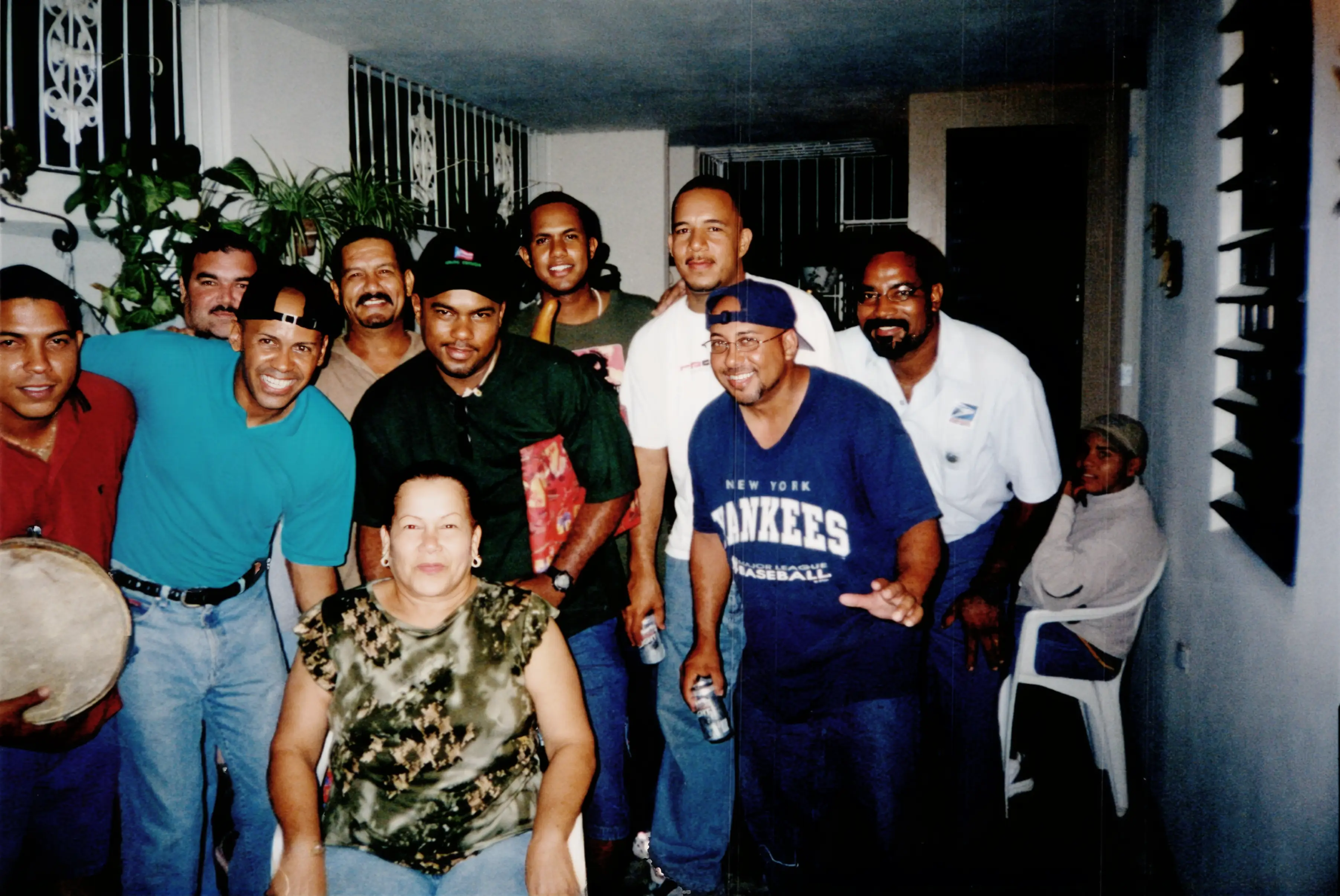 Lucila Aguilera Suarez (madre de los hermanos Papote, Lando y Julio Alvarado). Junto a sus hijos y algunos miembros del grupo cultural de la comunidad. Lucila se destacó por su liderazgo y don de palabra en sus gestiones sociales. Circa 2008.