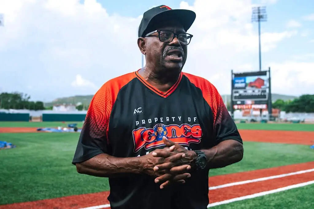 Foto de Juan “Juanito” Pachot Santiago como coach de banco del equipo de béisbol Profesional de los Leones de Ponce. Circa 2020.