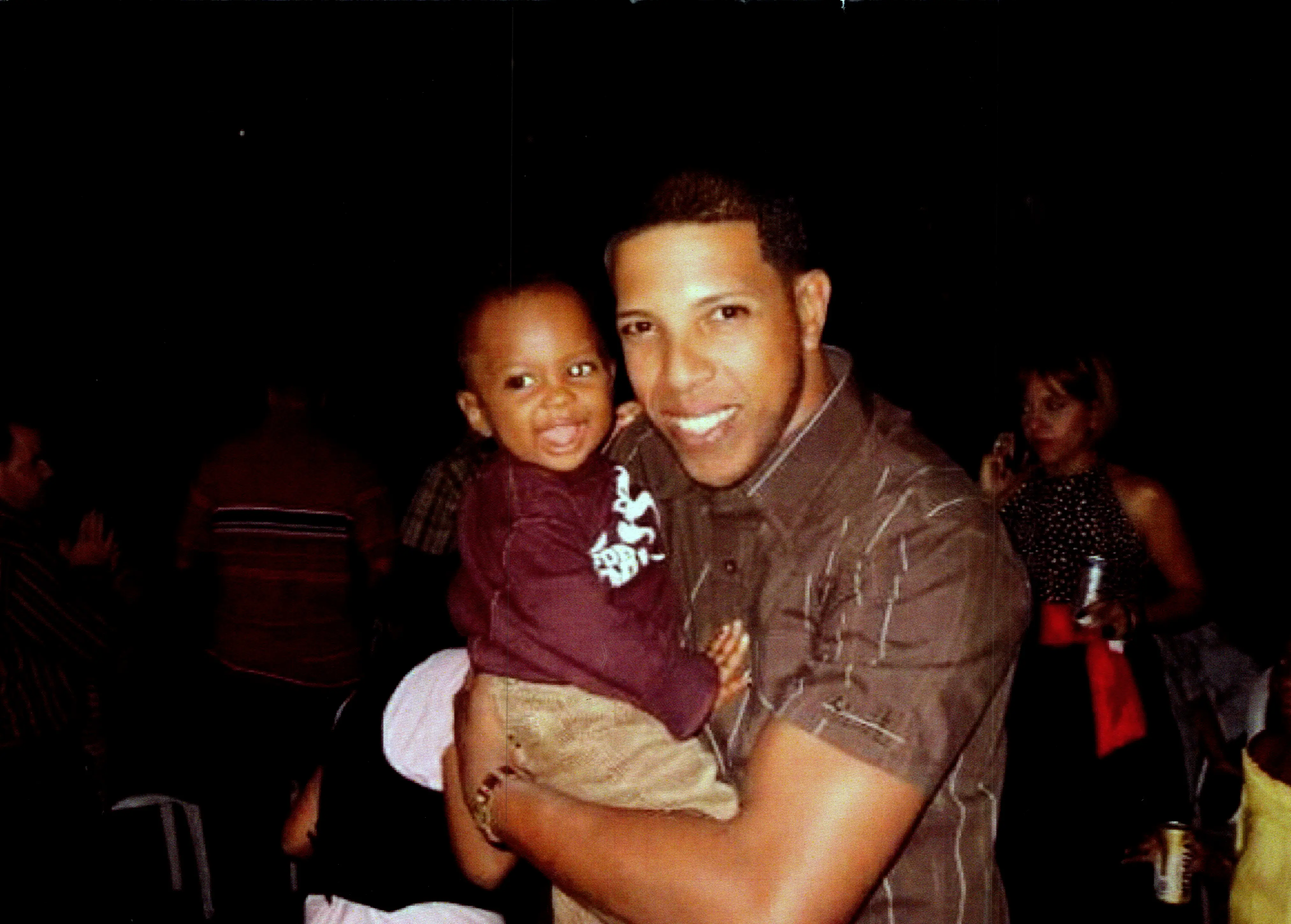Carmelo de Jesús Alvarado “Tito Aleja” (QEPD) con su sobrino Daniel Roche Rodríguez “Chokito”. Tito fue entre varias cosas uno de los últimos cantantes de La Cuarta Percussion, criado en la Calle E junto a sus primos-hermanos. Circa 2010.