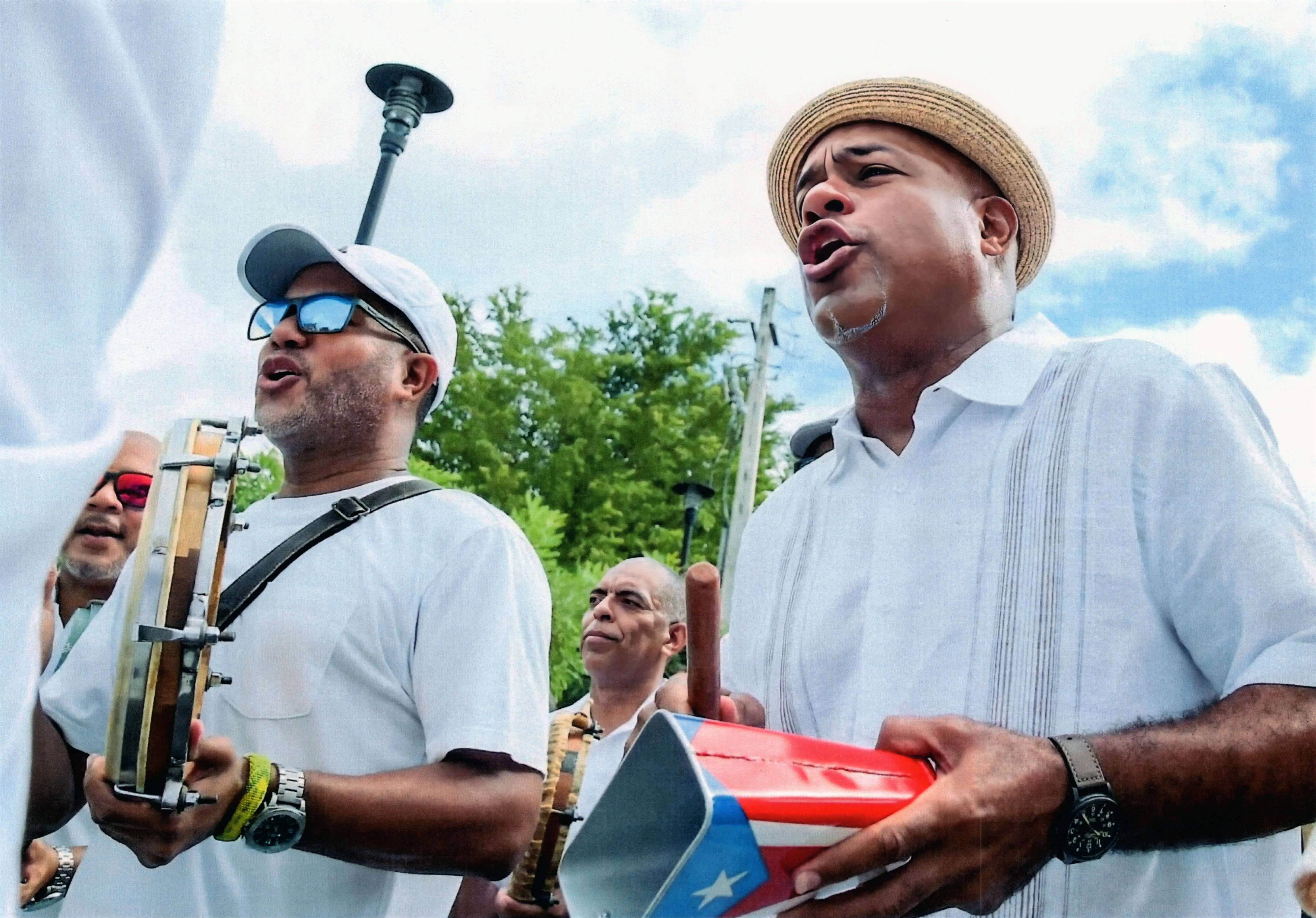 Foto tomada durante la procesión del Día de Reyes en Juana Díaz el año 2025. Julio Alvarado y Ángel “Papote” Alvarado tocando Plena. 