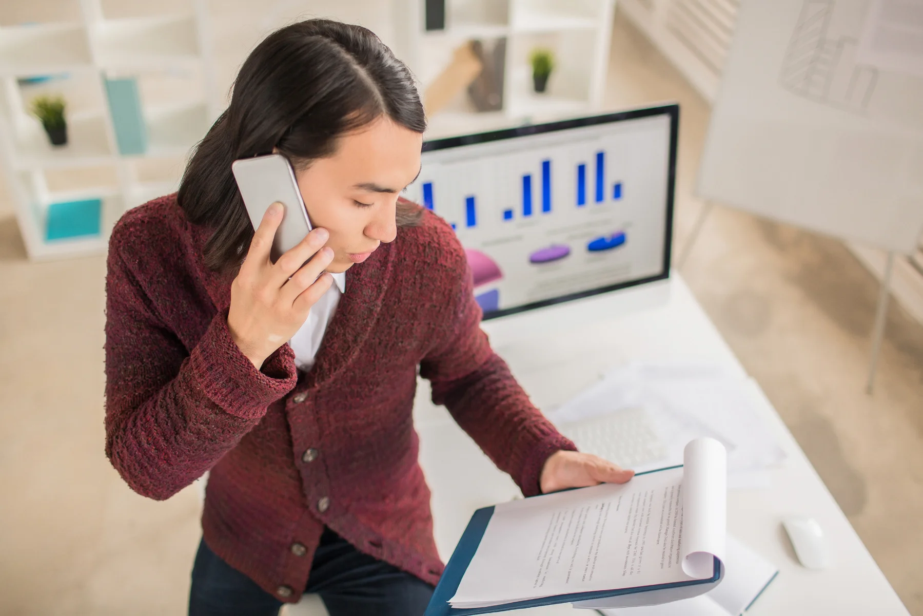 Profesional analizando datos bajo presión comercial
