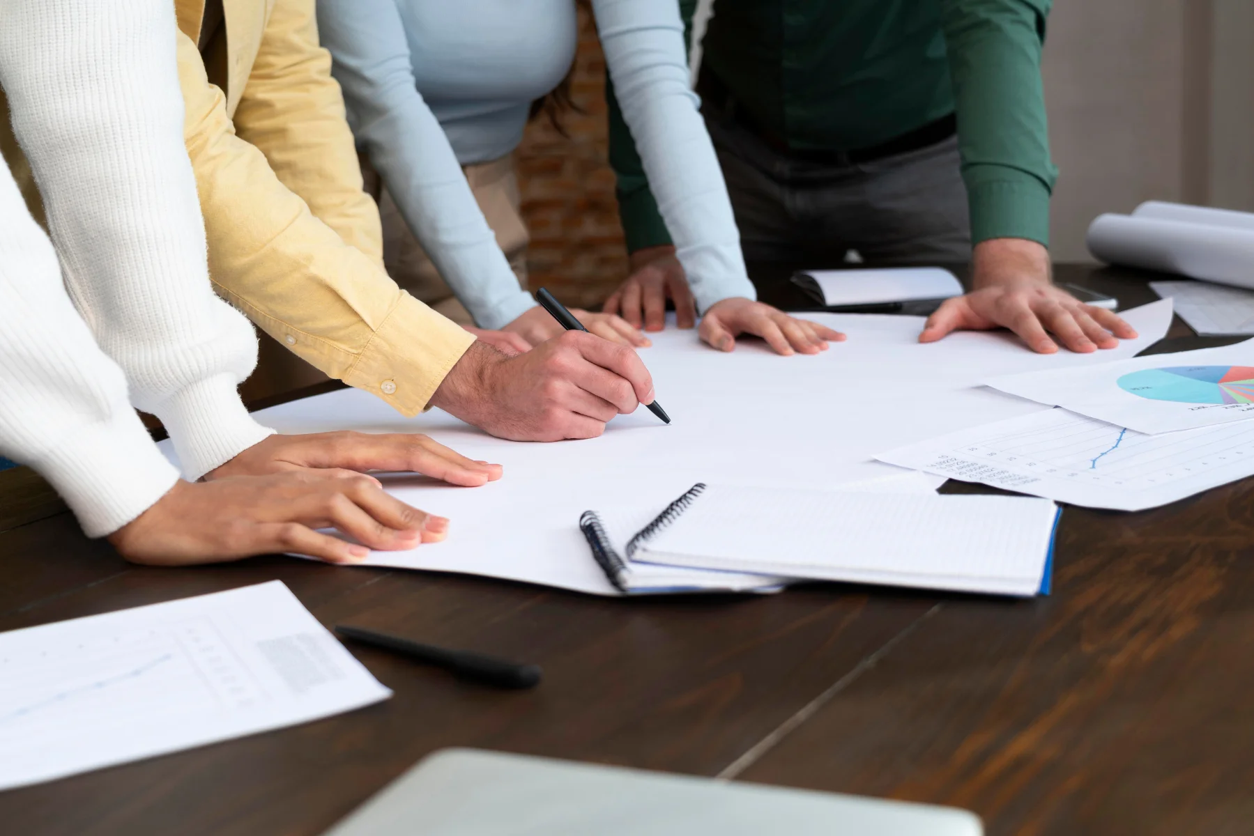 Líder en reunión corporativa comunicándose con su equipo