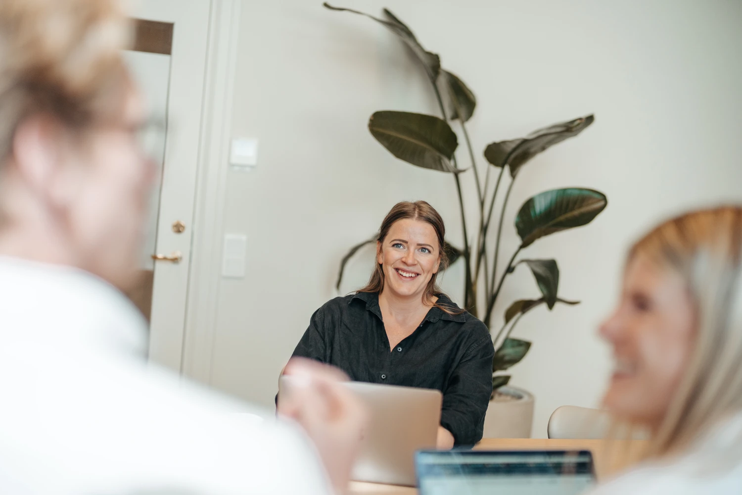 Team meeting in a modern office for Awin vs Affiliate Future affiliate network comparison article.