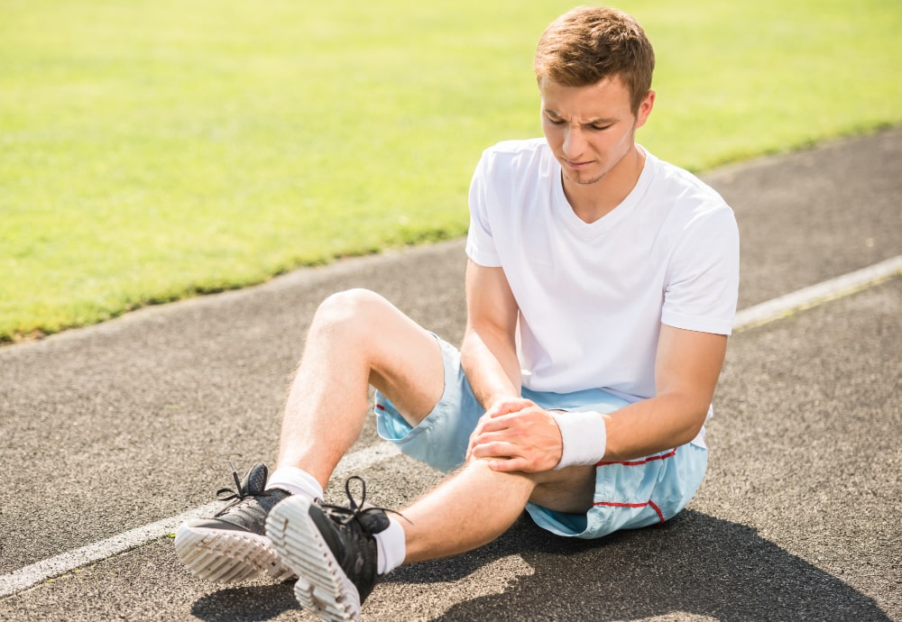 Stłuczenie kolana – jak leczyć i kiedy skonsultować się z ortopedą?