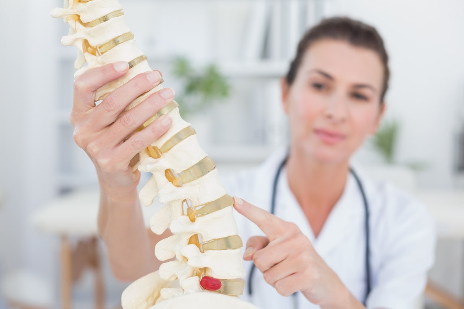 Co to jest kręgozmyk i jak wpływa na ból pleców?