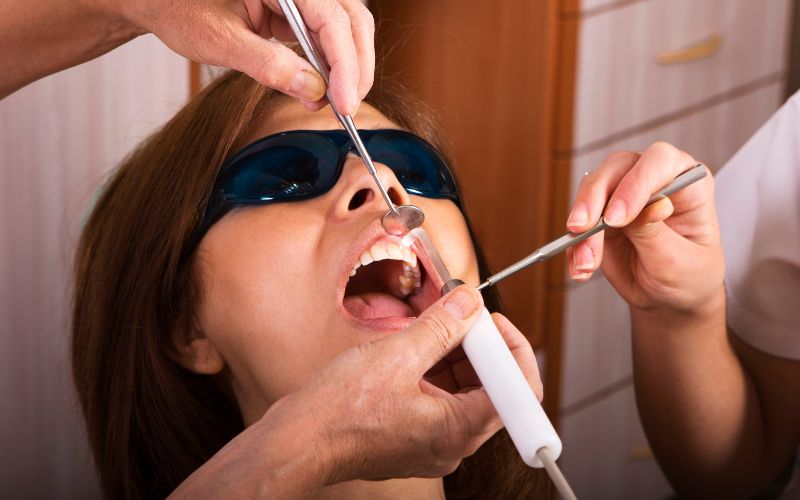 Laseroterapia dziąseł – precyzyjny zabieg laserowy w gabinecie stomatologicznym