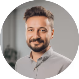 Porträt von Sebastian im Berliner Office